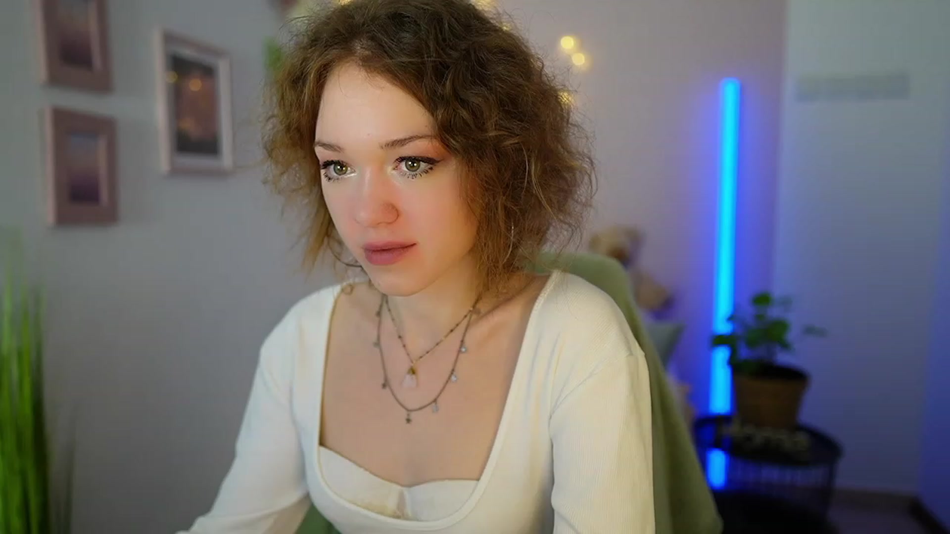 Gallery image thumbnail from Eva_grey18's myfreecams stream on, 03/09/2024, 20:08 image 15 of 20