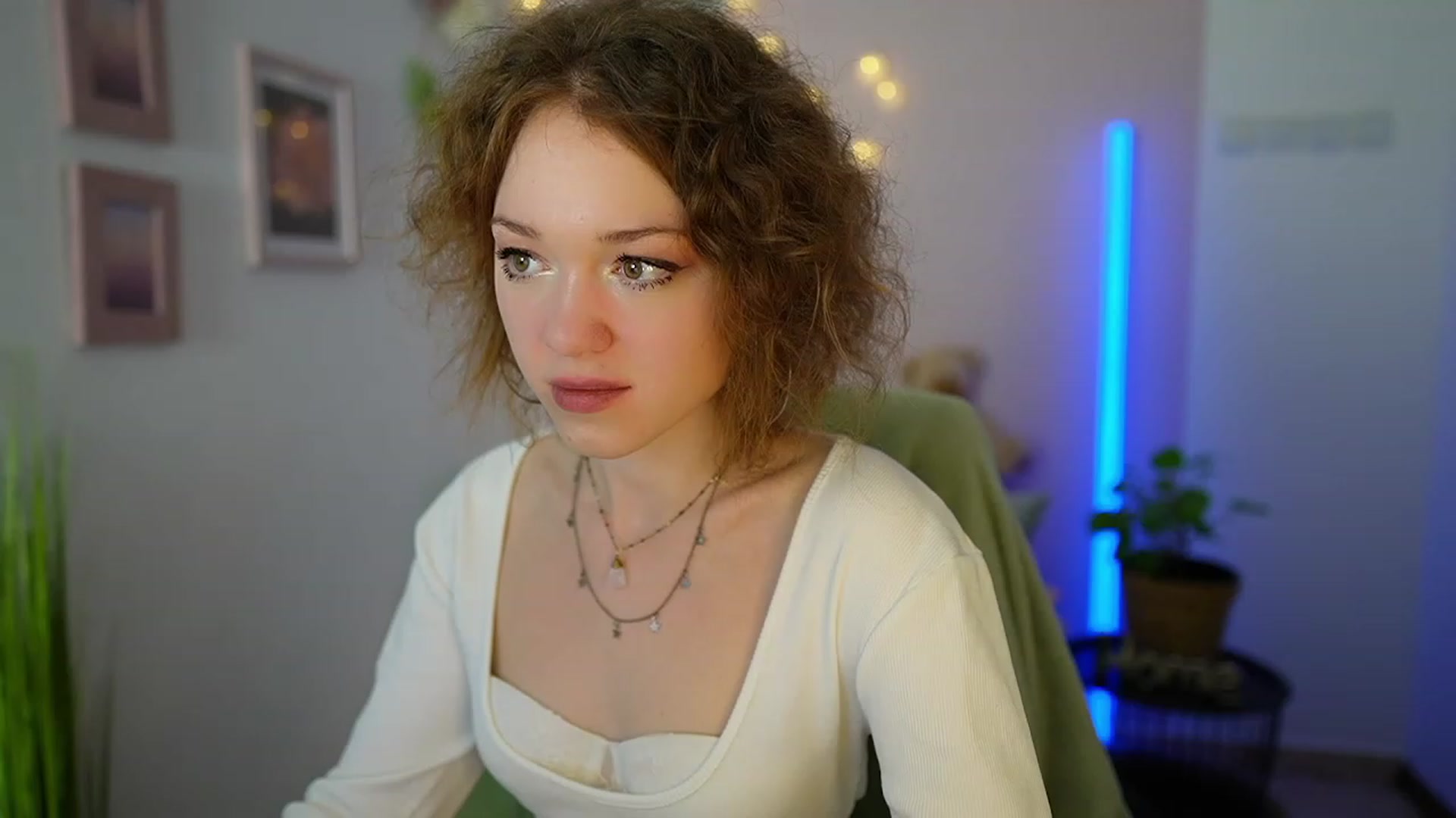 Gallery image thumbnail from Eva_grey18's myfreecams stream on, 03/09/2024, 20:08 image 16 of 20