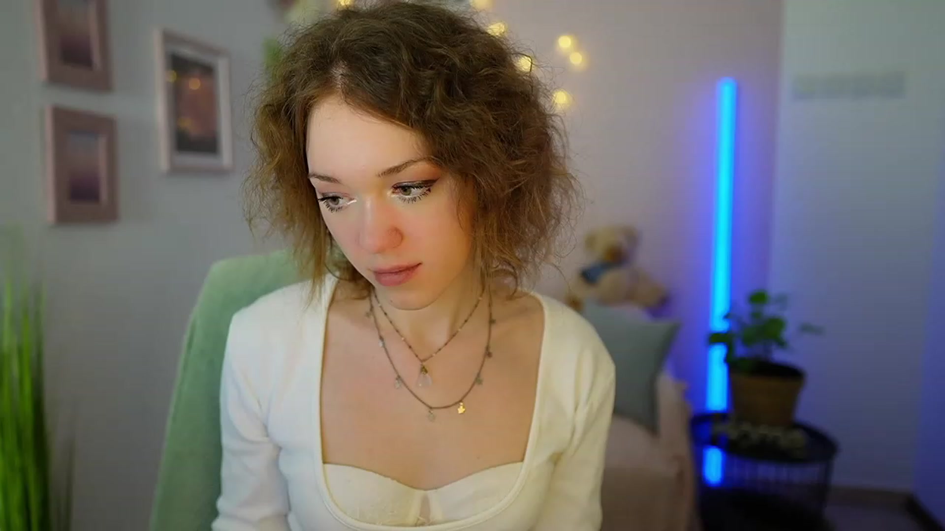Gallery image thumbnail from Eva_grey18's myfreecams stream on, 03/09/2024, 21:55 image 4 of 20