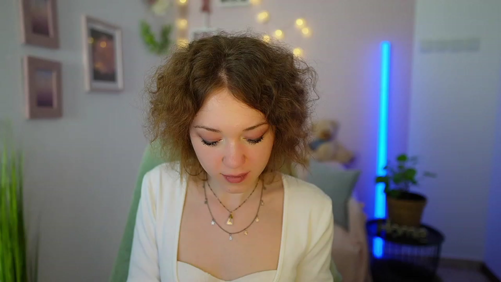 Gallery image thumbnail from Eva_grey18's myfreecams stream on, 03/09/2024, 21:55 image 16 of 20
