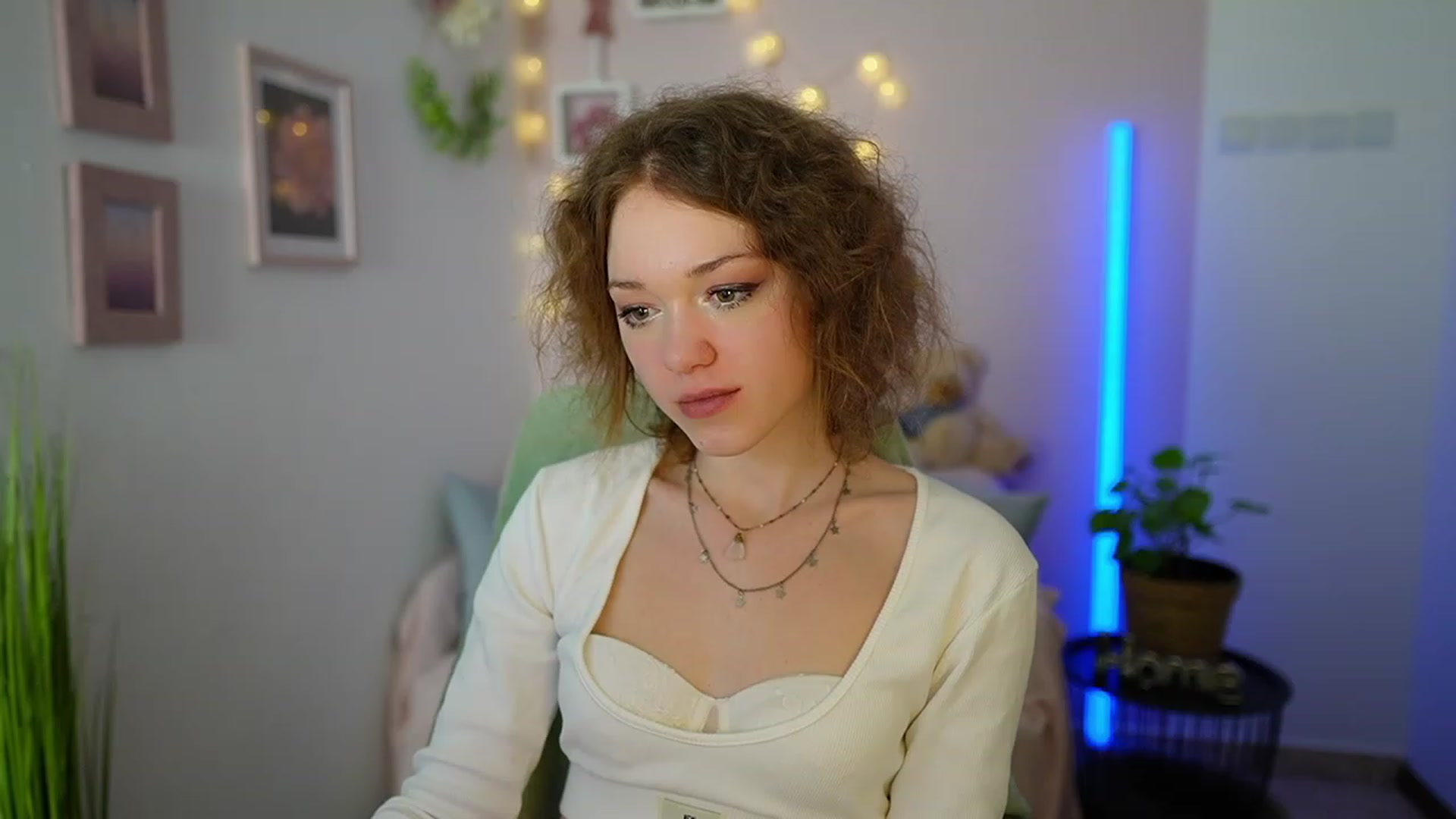 Gallery image thumbnail from Eva_grey18's myfreecams stream on, 03/09/2024, 21:55 image 5 of 20