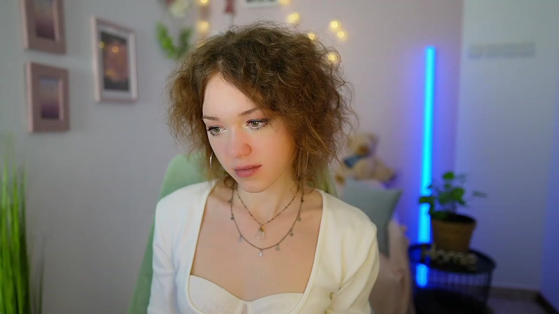 Gallery image thumbnail from Eva_grey18's myfreecams stream on, 03/09/2024, 21:55 image 13 of 20