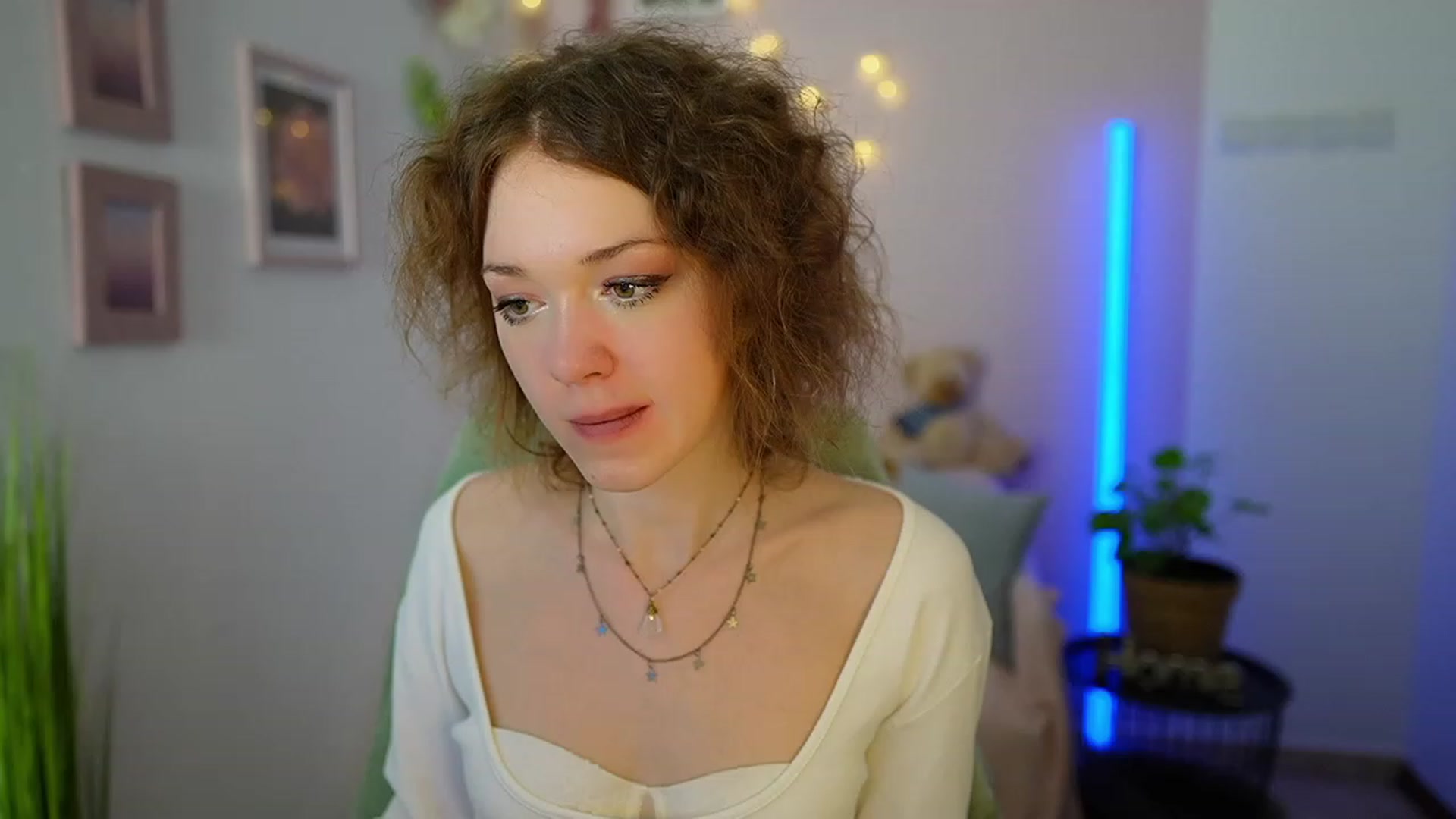 Gallery image thumbnail from Eva_grey18's myfreecams stream on, 03/09/2024, 21:55 image 18 of 20