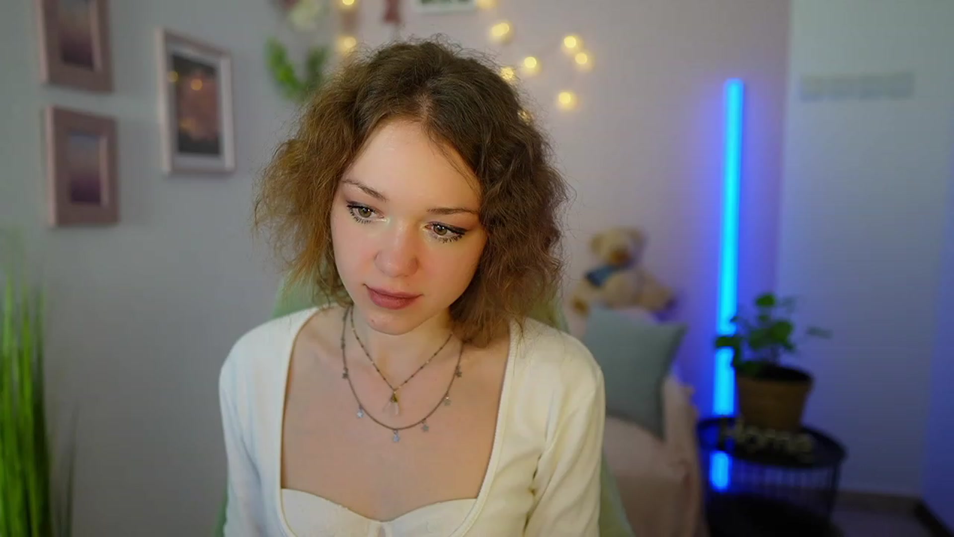 Gallery image thumbnail from Eva_grey18's myfreecams stream on, 03/09/2024, 21:55 image 11 of 20