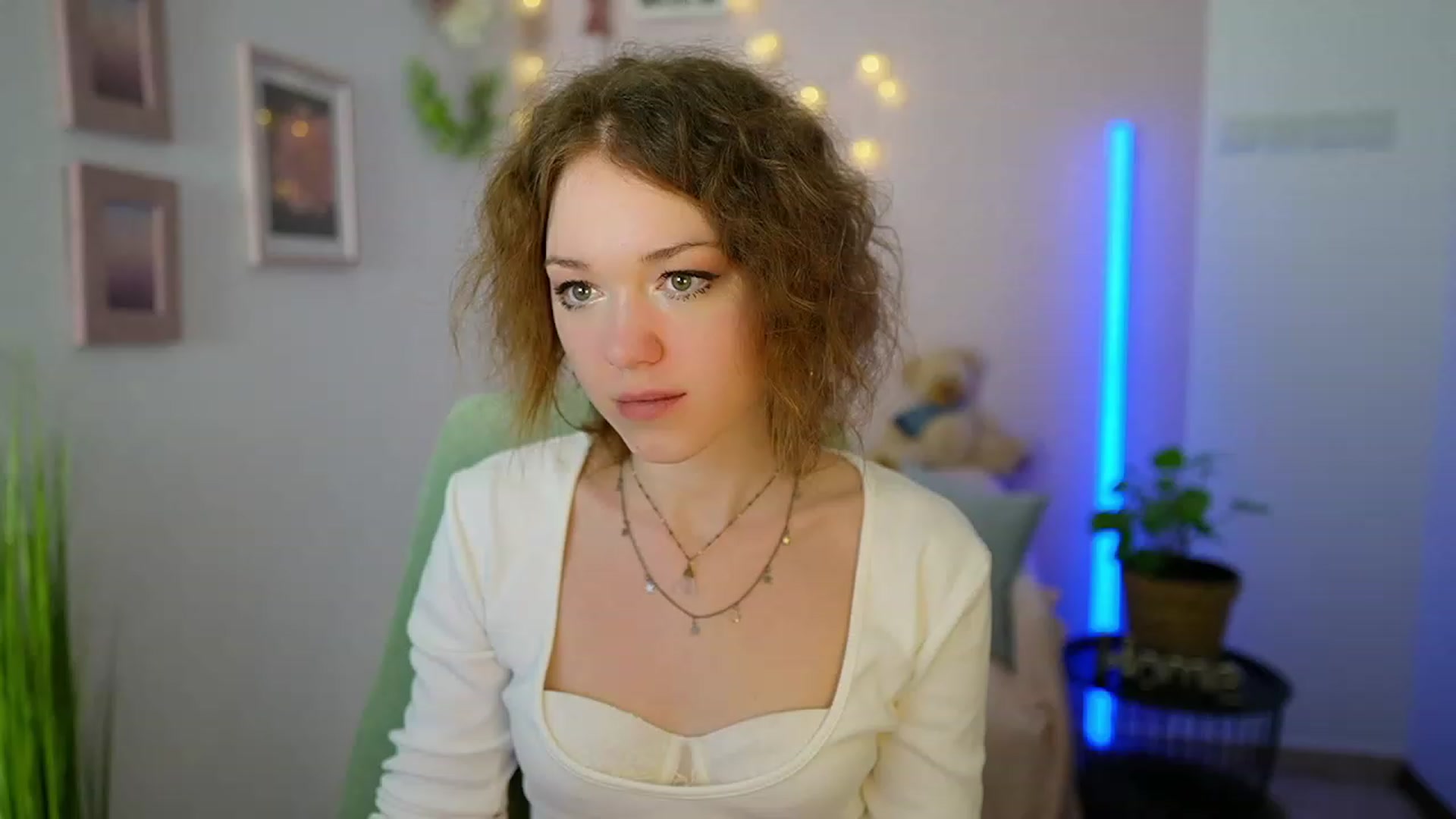 Gallery image thumbnail from Eva_grey18's myfreecams stream on, 03/09/2024, 21:55 image 8 of 20