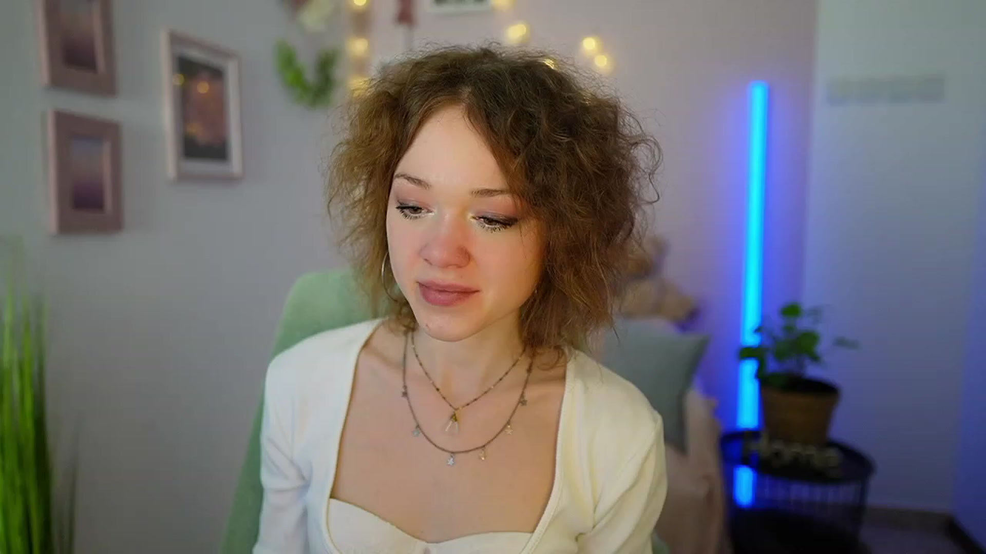 Gallery image thumbnail from Eva_grey18's myfreecams stream on, 03/09/2024, 21:55 image 14 of 20