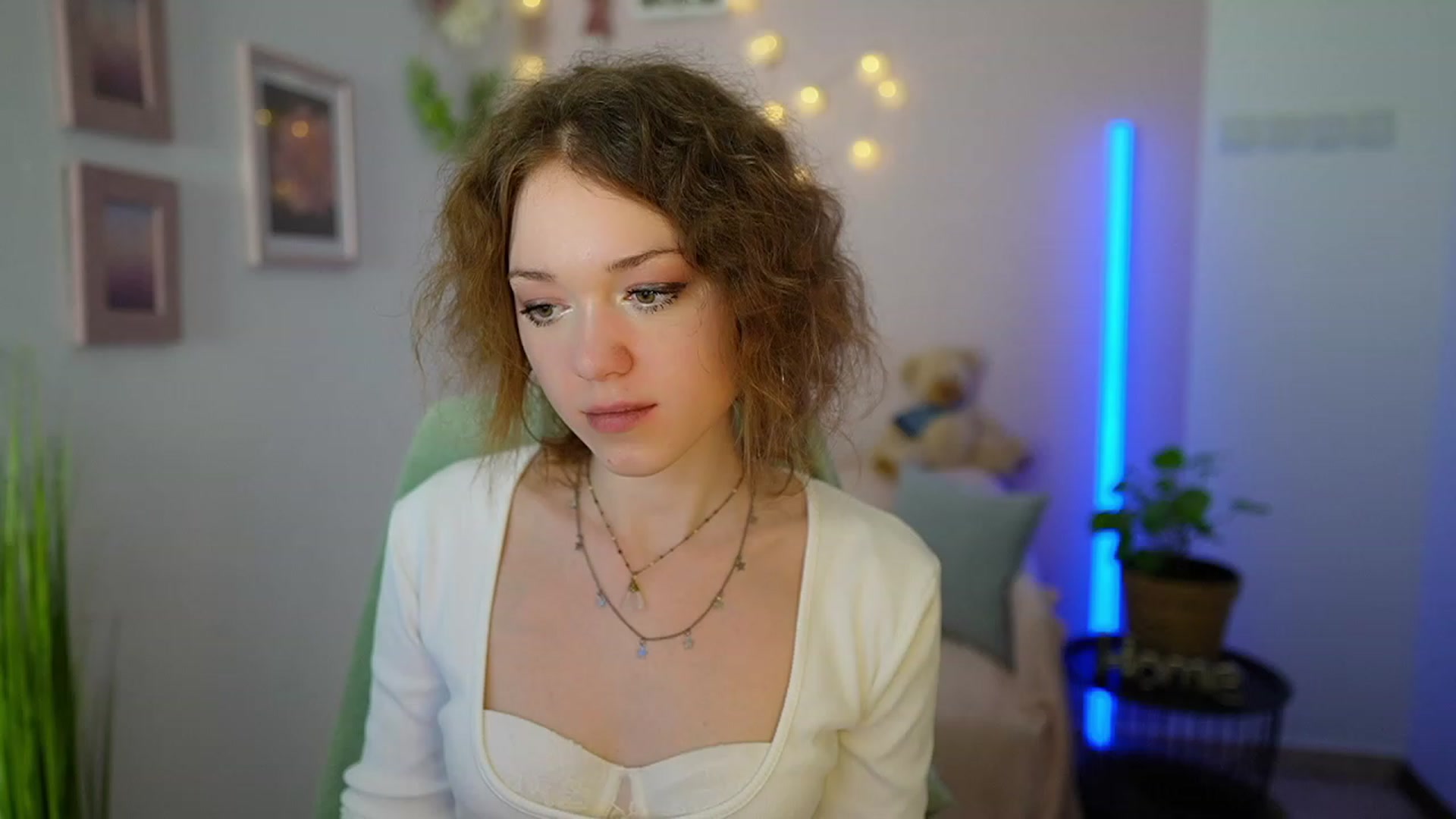 Gallery image thumbnail from Eva_grey18's myfreecams stream on, 03/09/2024, 21:55 image 10 of 20