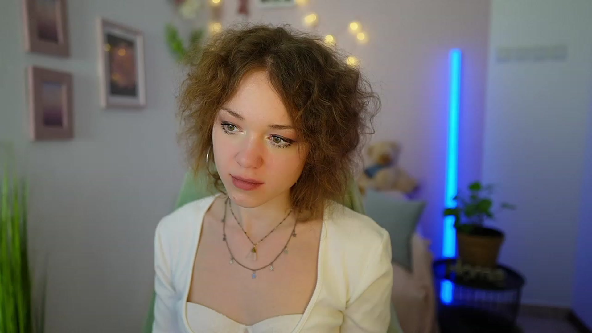 Gallery image thumbnail from Eva_grey18's myfreecams stream on, 03/09/2024, 21:55 image 12 of 20