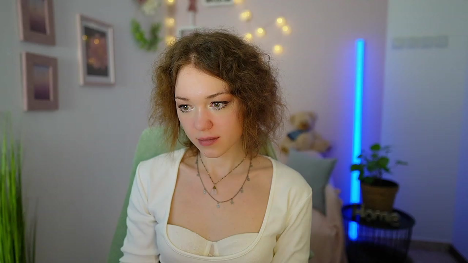 Gallery image thumbnail from Eva_grey18's myfreecams stream on, 03/09/2024, 21:55 image 7 of 20