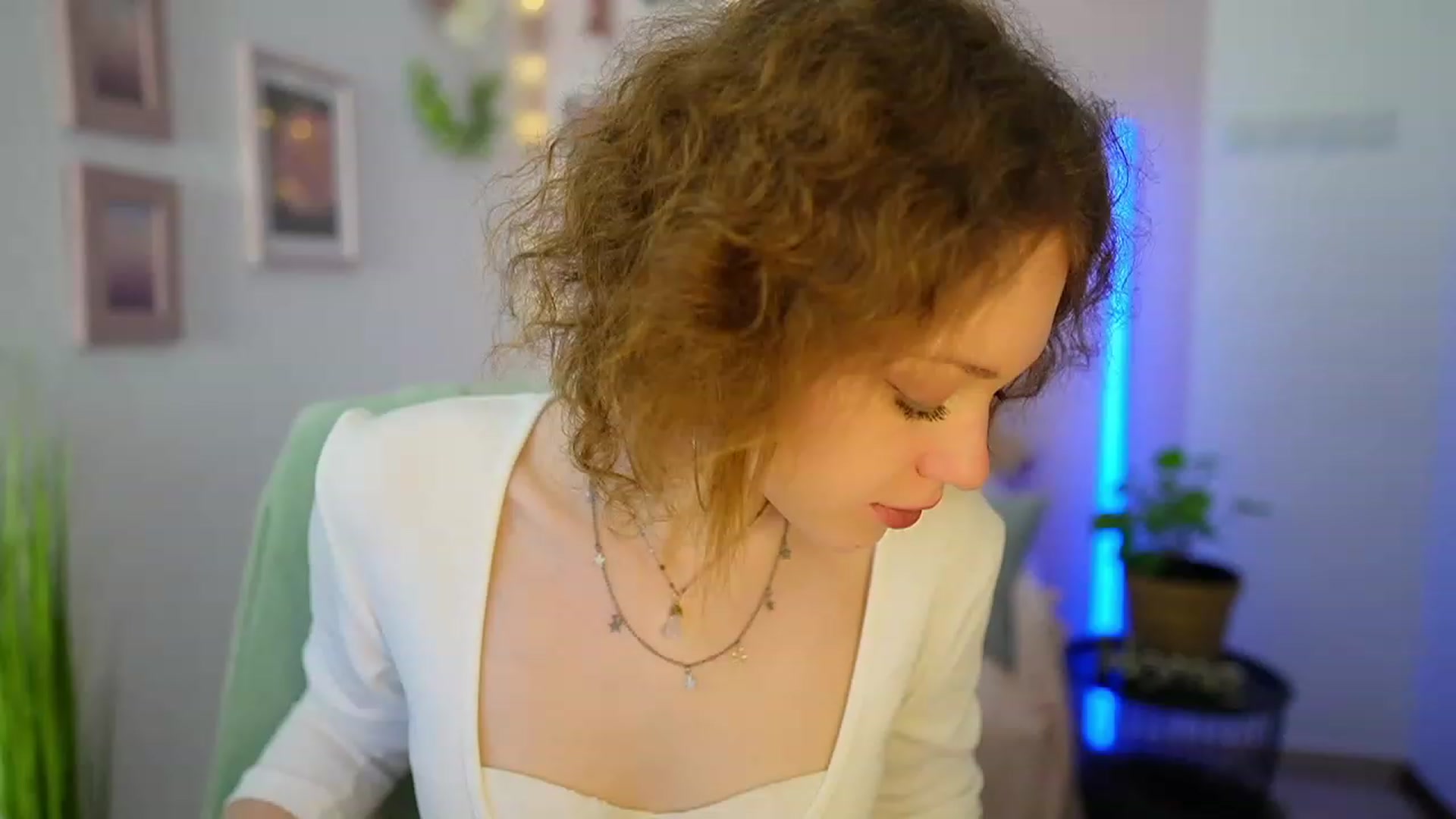 Gallery image thumbnail from Eva_grey18's myfreecams stream on, 03/09/2024, 21:55 image 6 of 20