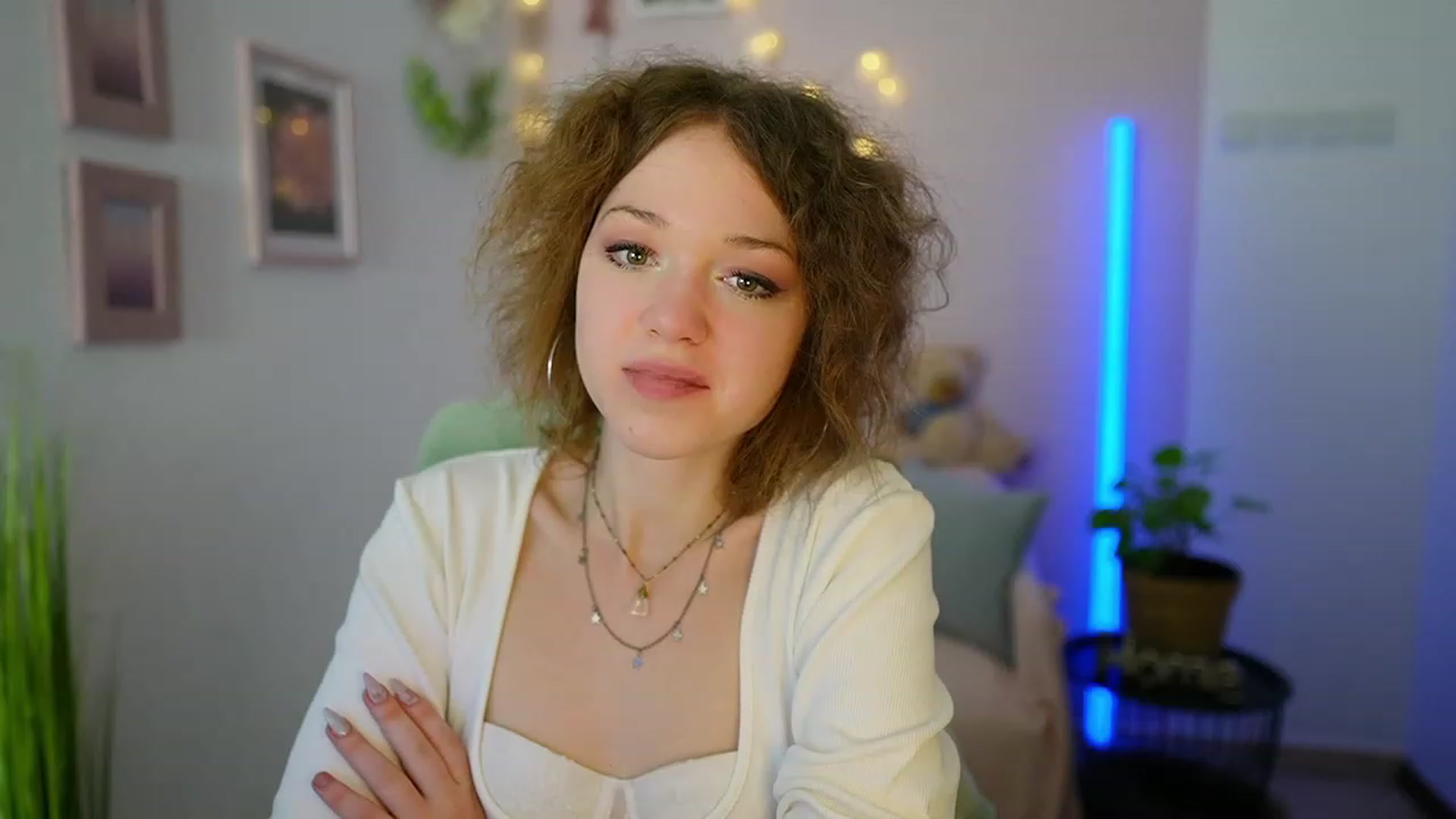 Gallery image thumbnail from Eva_grey18's myfreecams stream on, 03/09/2024, 21:55 image 15 of 20