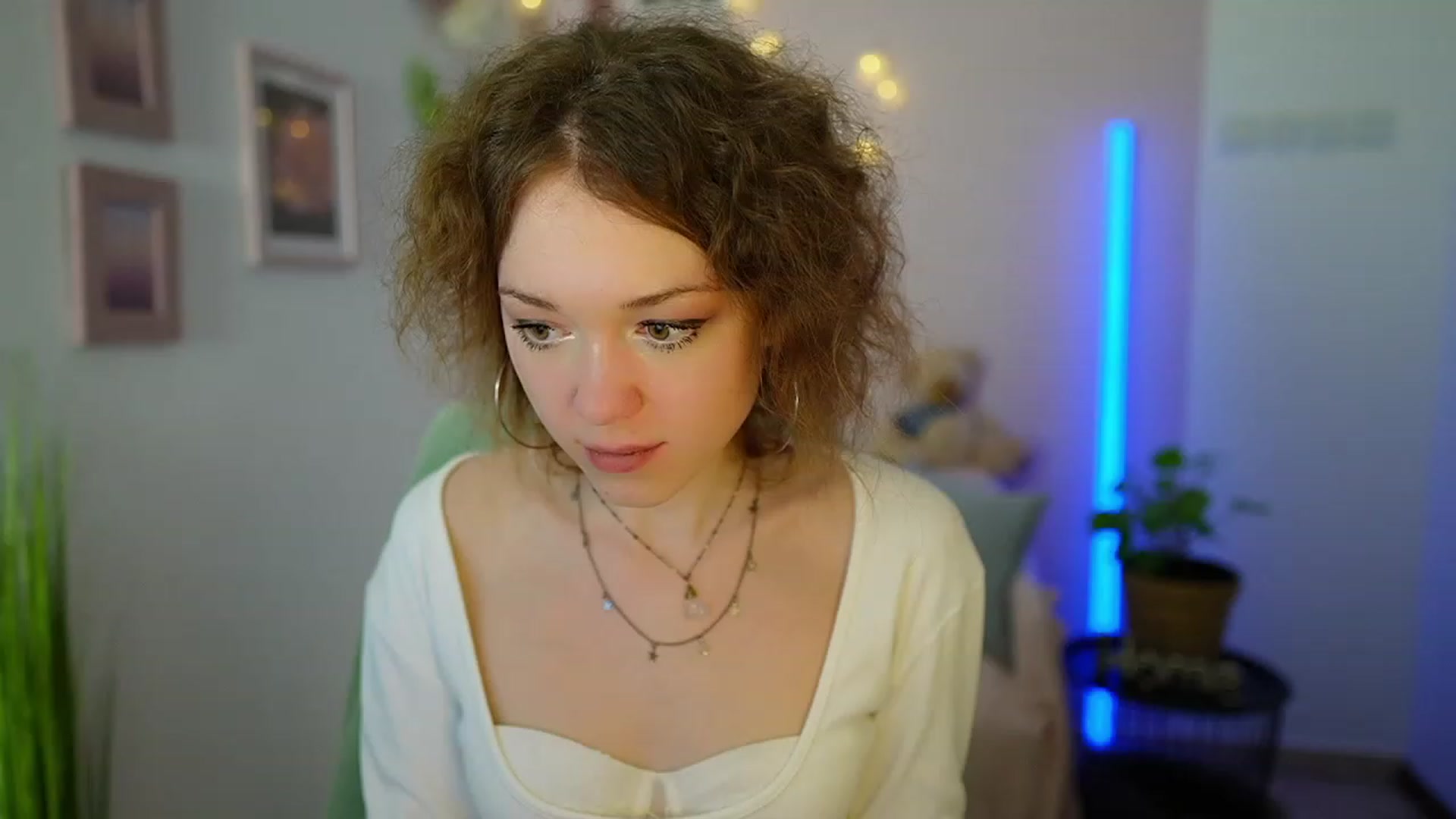 Gallery image thumbnail from Eva_grey18's myfreecams stream on, 03/09/2024, 21:55 image 20 of 20