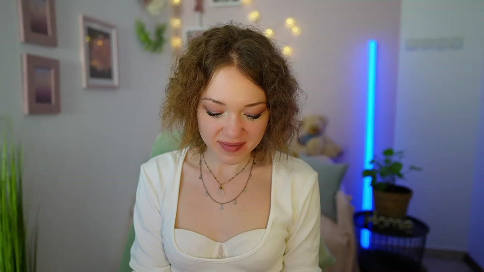 Gallery image thumbnail from Eva_grey18's myfreecams stream on, 03/09/2024, 21:55 image 9 of 20