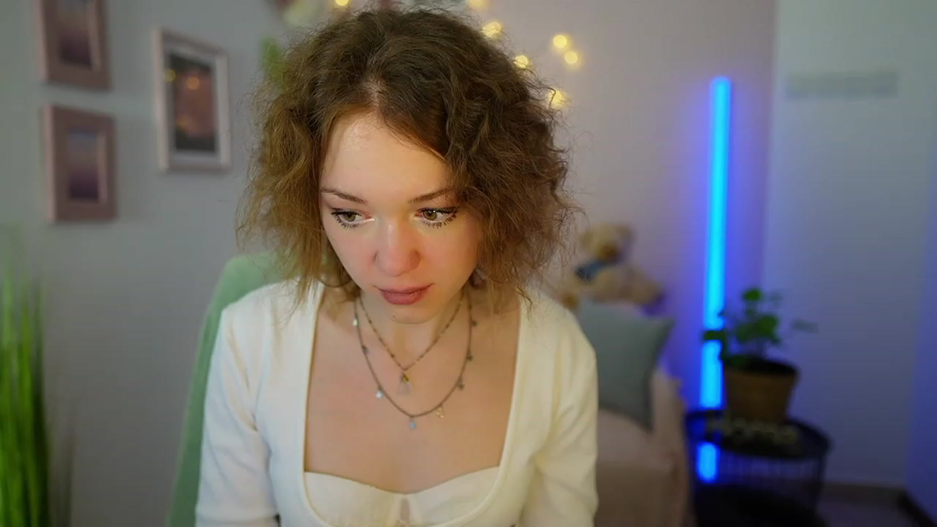 Gallery image thumbnail from Eva_grey18's myfreecams stream on, 03/09/2024, 21:55 image 3 of 20