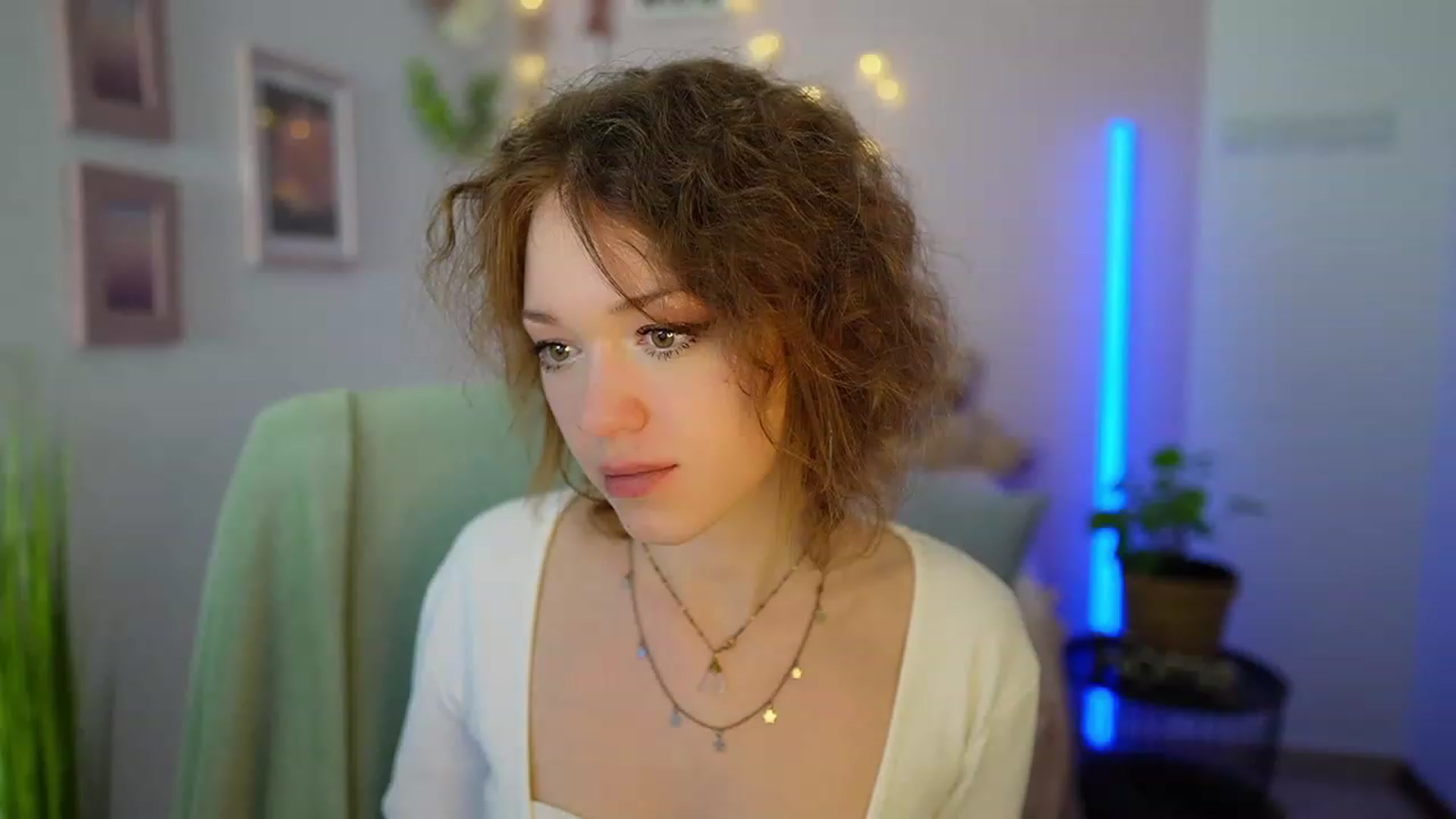 Gallery image thumbnail from Eva_grey18's myfreecams stream on, 03/10/2024, 24:02 image 12 of 20