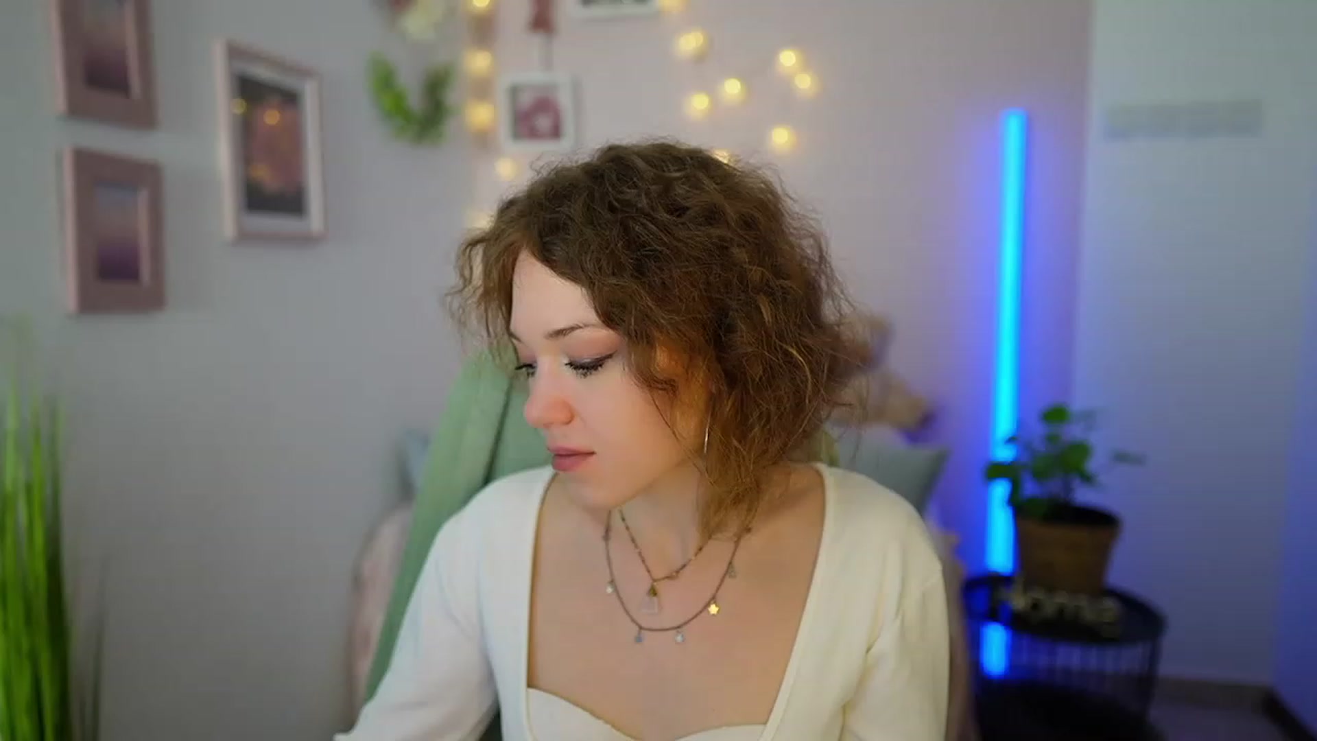 Gallery image thumbnail from Eva_grey18's myfreecams stream on, 03/10/2024, 24:02 image 18 of 20