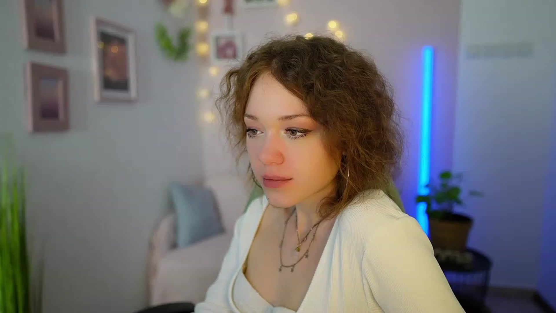 Gallery image thumbnail from Eva_grey18's myfreecams stream on, 03/10/2024, 24:02 image 16 of 20