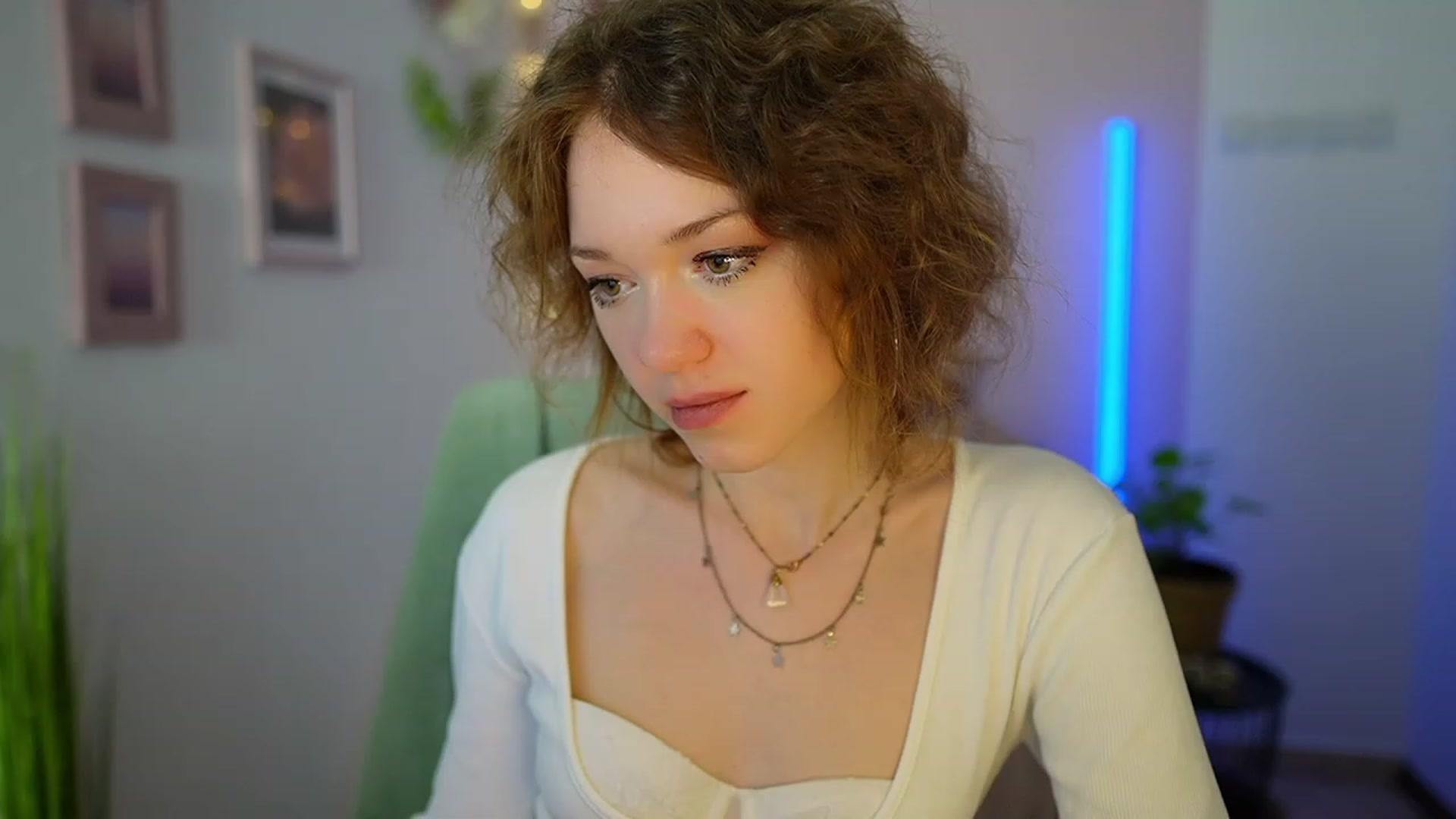 Gallery image thumbnail from Eva_grey18's myfreecams stream on, 03/10/2024, 24:02 image 8 of 20
