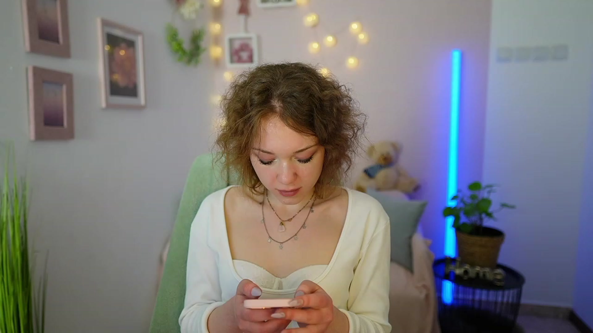 Gallery image thumbnail from Eva_grey18's myfreecams stream on, 03/10/2024, 24:02 image 6 of 20