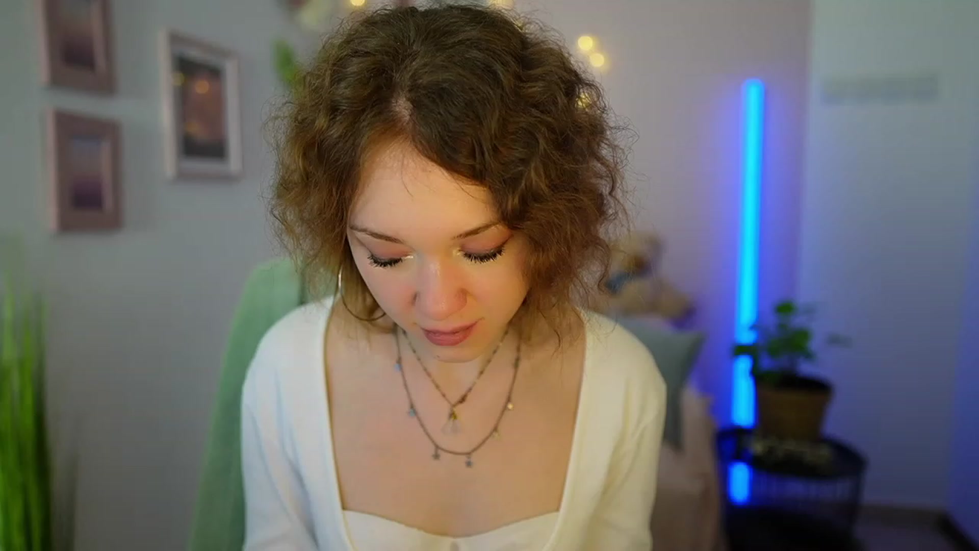 Gallery image thumbnail from Eva_grey18's myfreecams stream on, 03/10/2024, 24:02 image 15 of 20