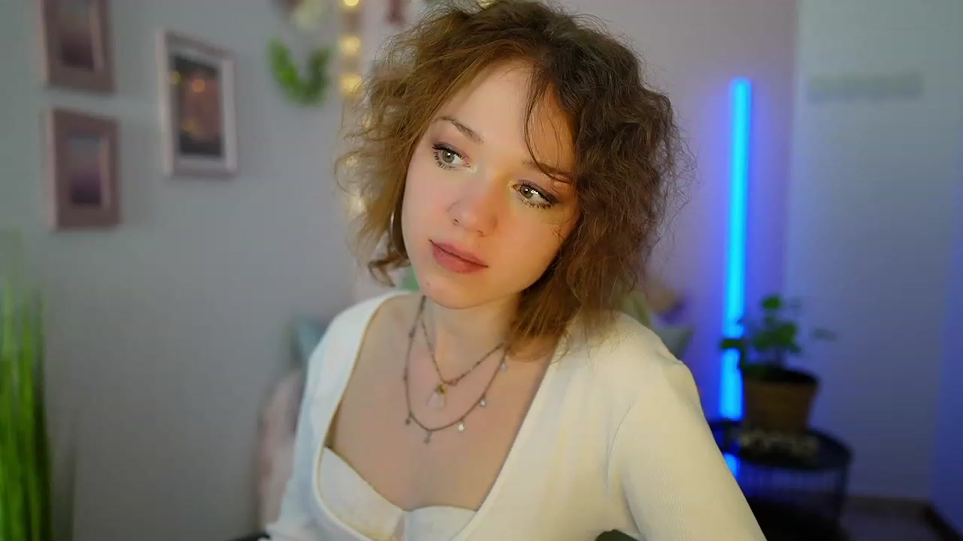 Gallery image thumbnail from Eva_grey18's myfreecams stream on, 03/10/2024, 24:02 image 10 of 20