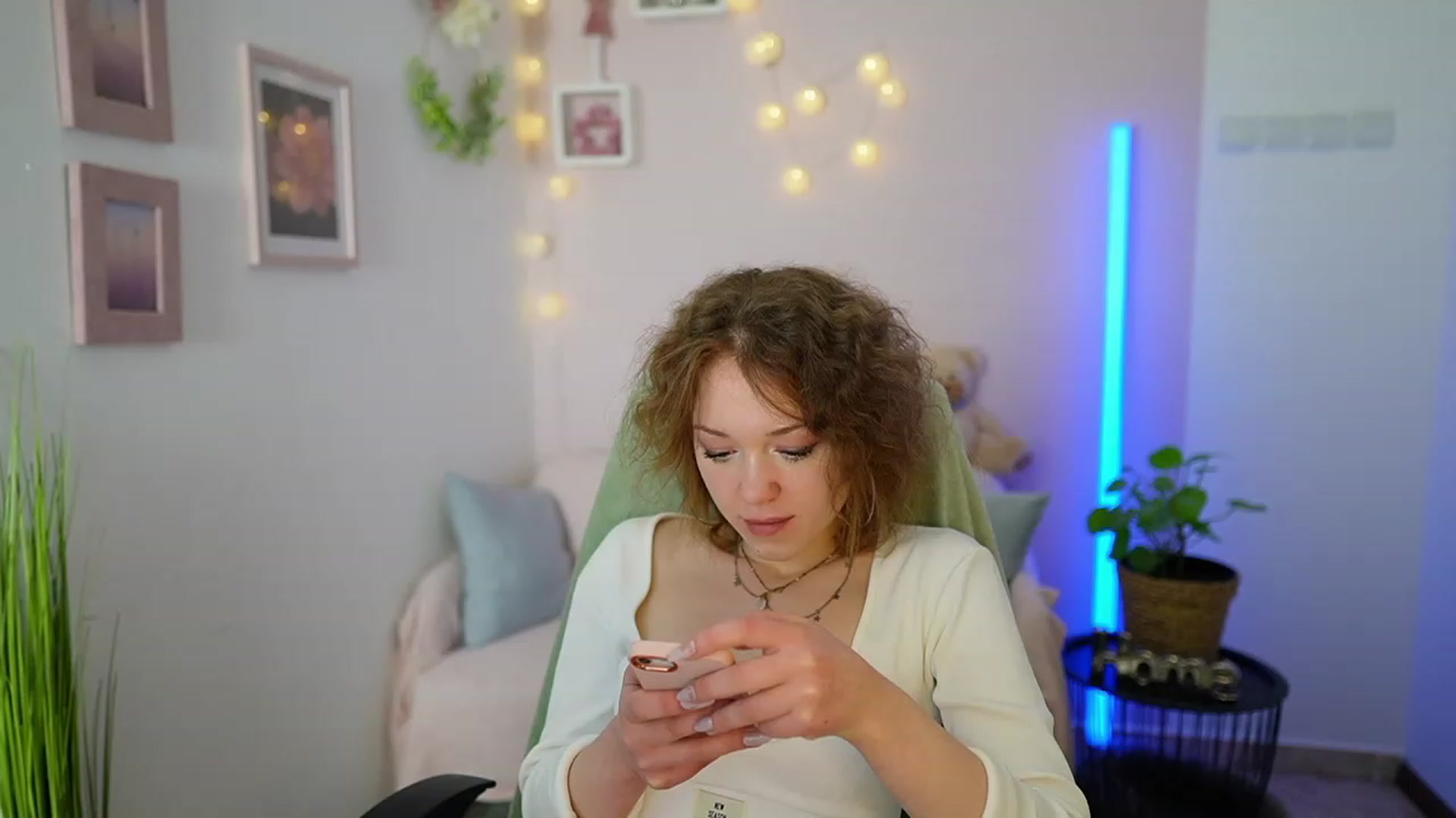 Gallery image thumbnail from Eva_grey18's myfreecams stream on, 03/10/2024, 24:02 image 5 of 20