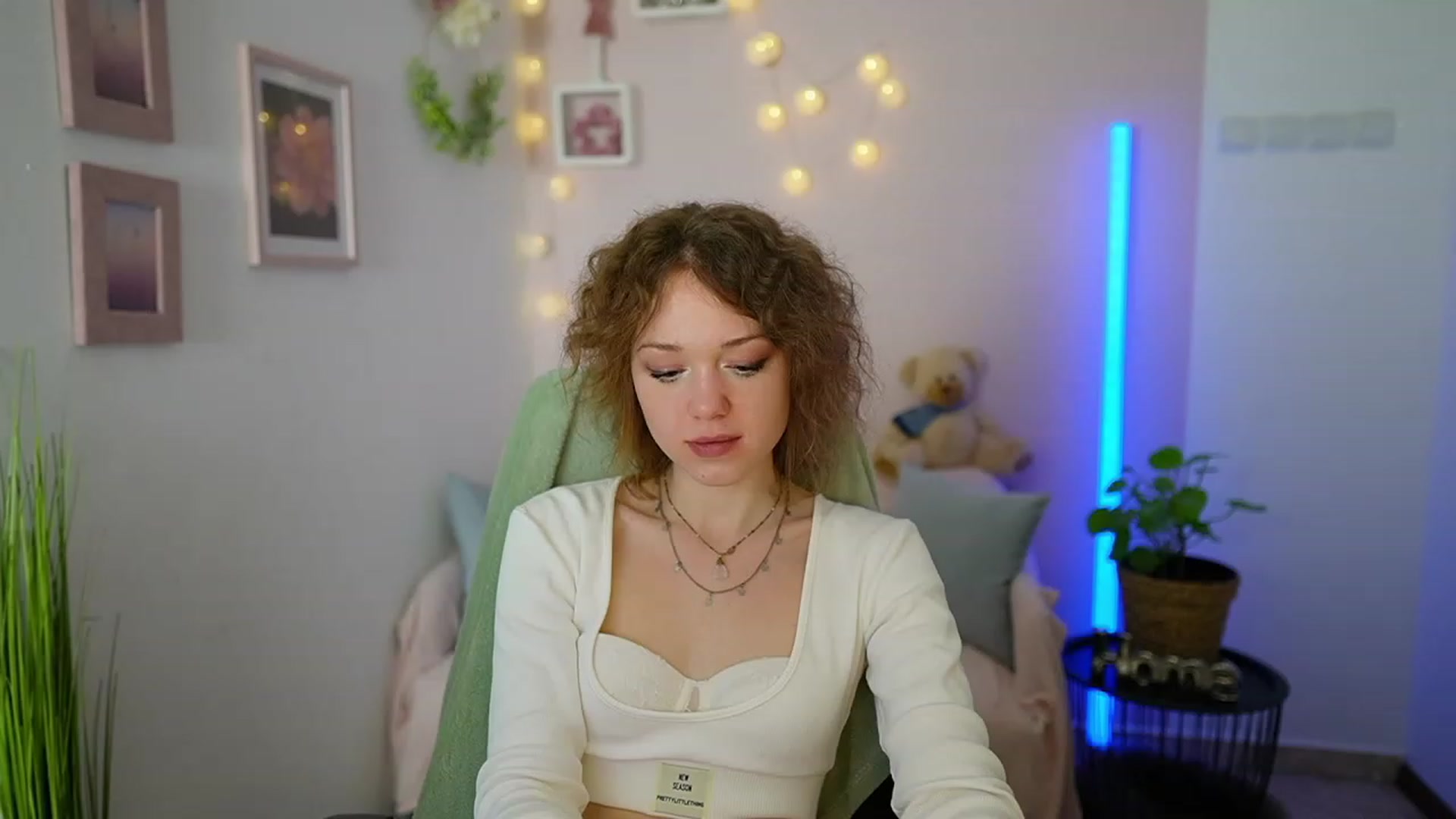 Gallery image thumbnail from Eva_grey18's myfreecams stream on, 03/10/2024, 24:02 image 20 of 20
