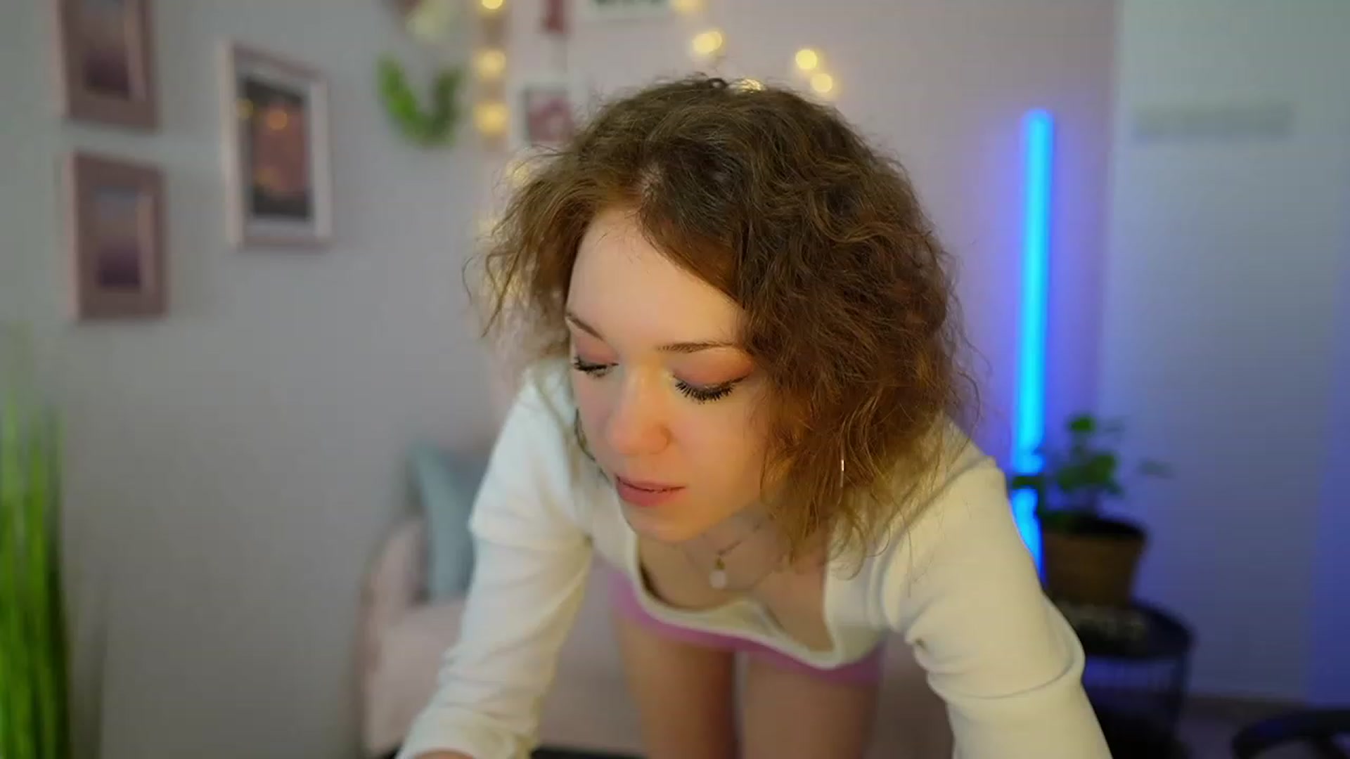 Gallery image thumbnail from Eva_grey18's myfreecams stream on, 03/10/2024, 24:02 image 3 of 20