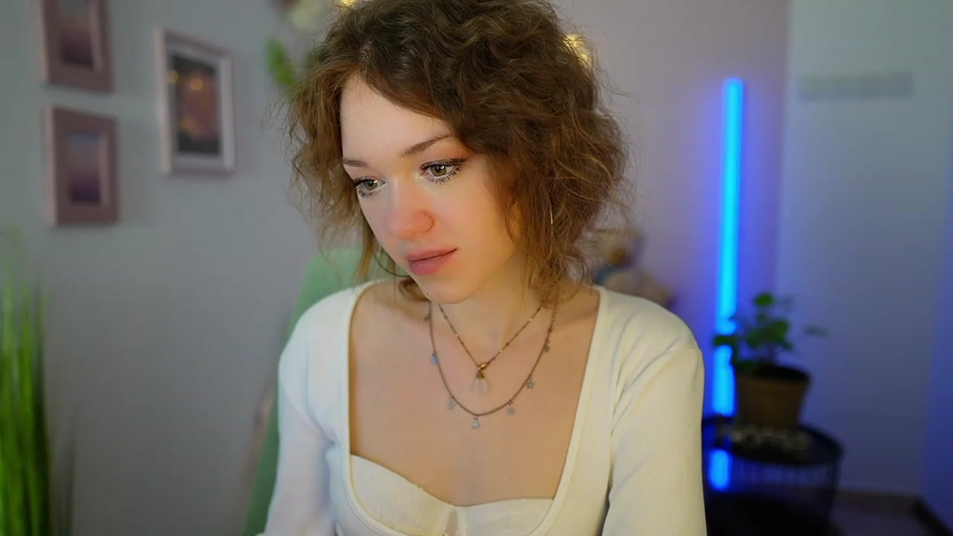 Gallery image thumbnail from Eva_grey18's myfreecams stream on, 03/10/2024, 24:02 image 7 of 20