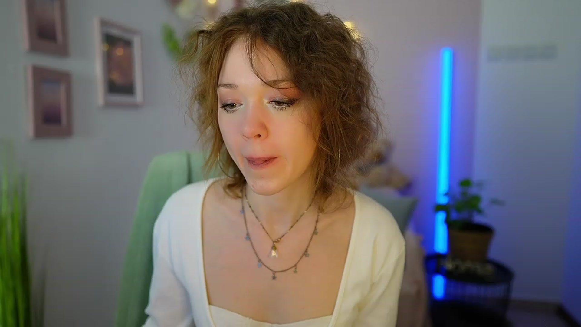 Gallery image thumbnail from Eva_grey18's myfreecams stream on, 03/10/2024, 24:02 image 11 of 20