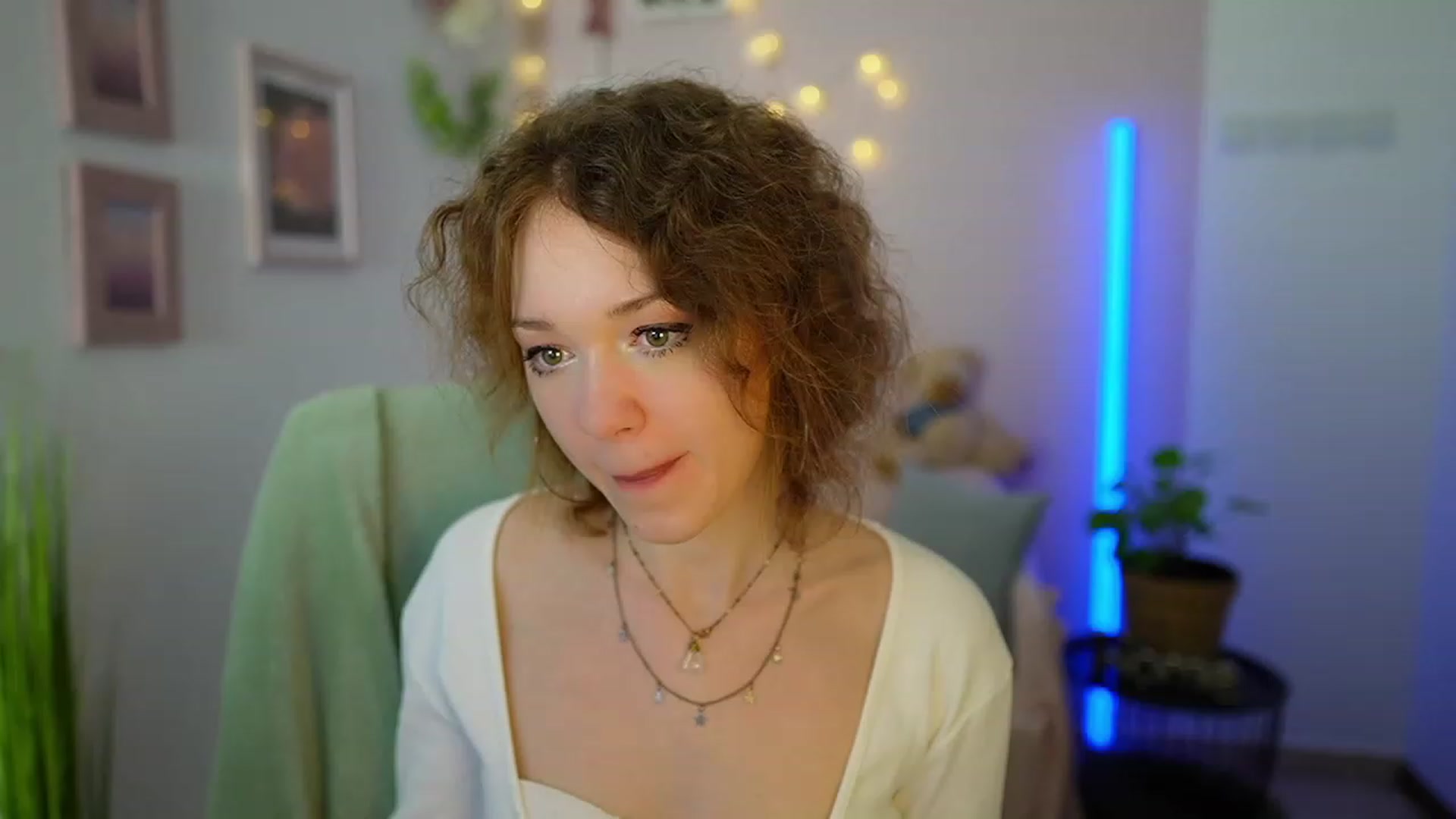 Gallery image thumbnail from Eva_grey18's myfreecams stream on, 03/10/2024, 24:02 image 14 of 20