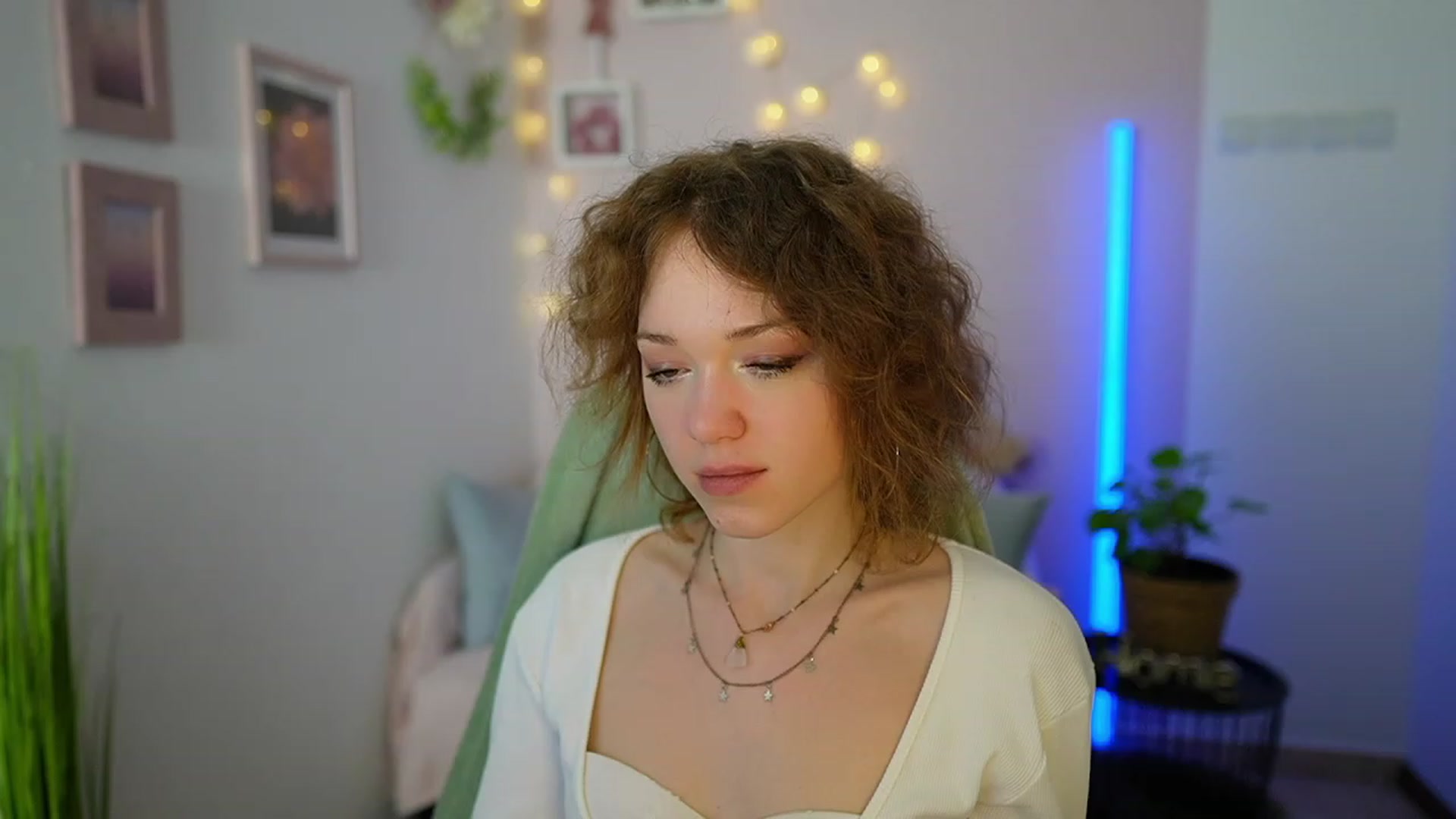 Gallery image thumbnail from Eva_grey18's myfreecams stream on, 03/10/2024, 24:02 image 19 of 20