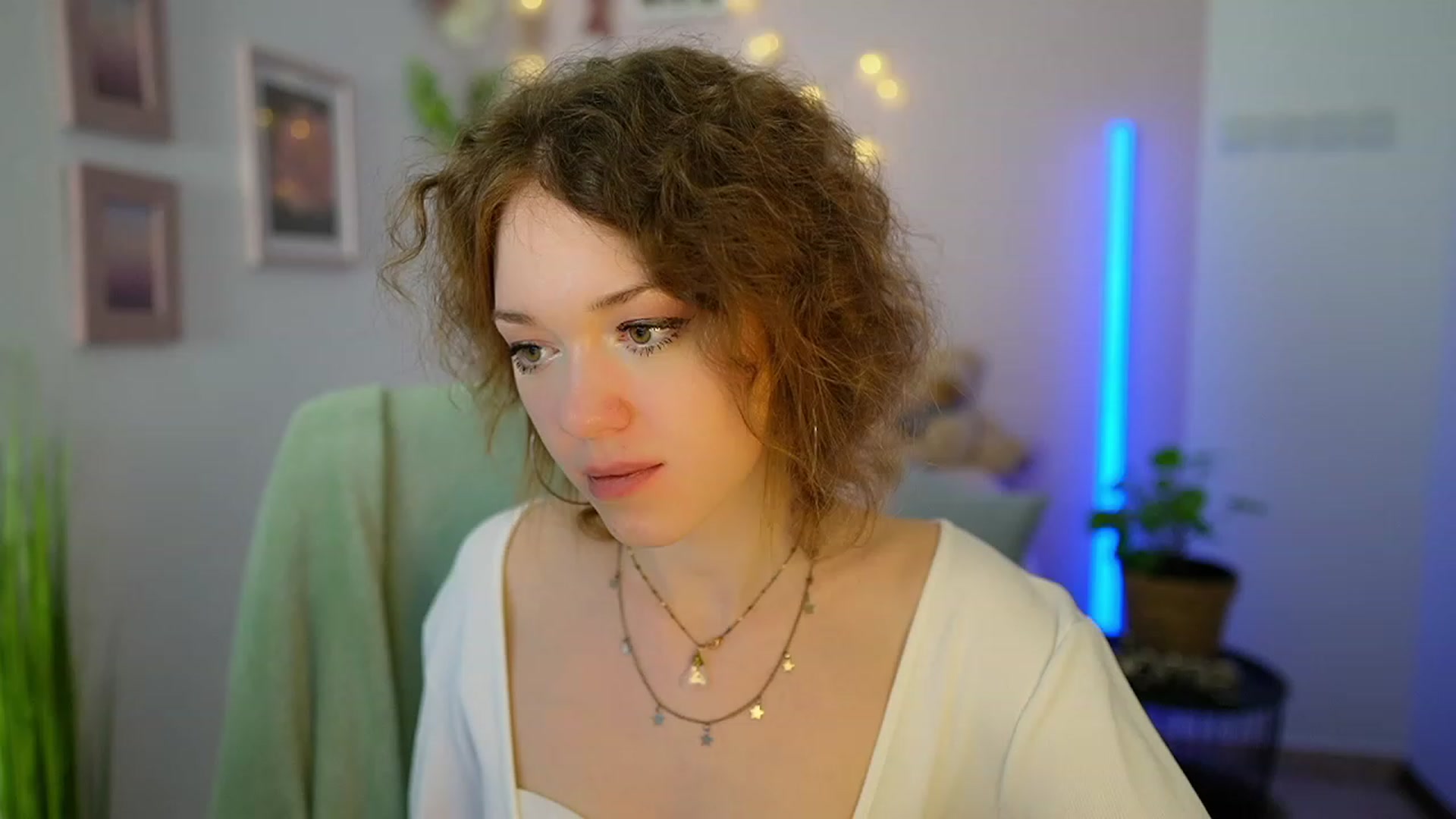 Gallery image thumbnail from Eva_grey18's myfreecams stream on, 03/10/2024, 24:02 image 13 of 20