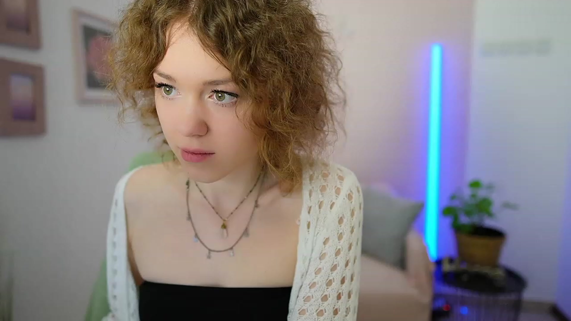 Gallery image thumbnail from Eva_grey18's myfreecams stream on, 03/11/2024, 20:25 image 7 of 20