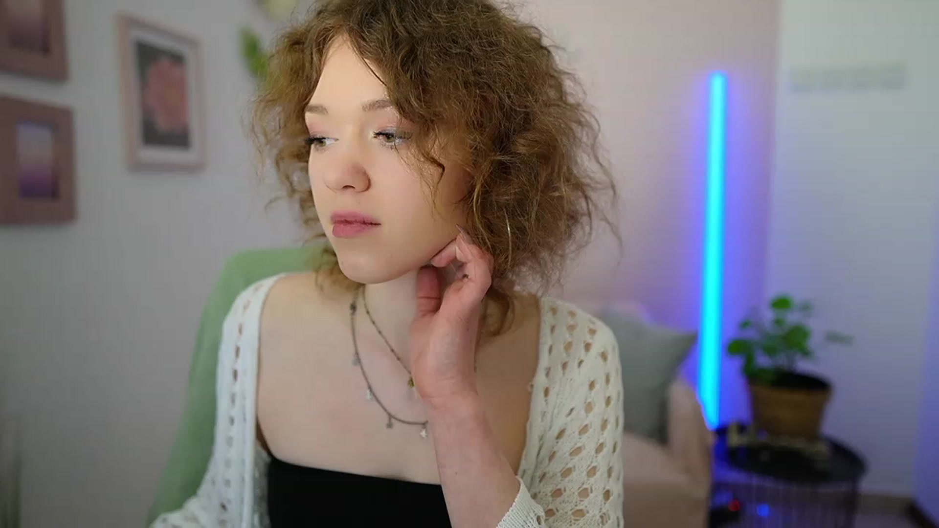Gallery image thumbnail from Eva_grey18's myfreecams stream on, 03/11/2024, 20:25 image 5 of 20