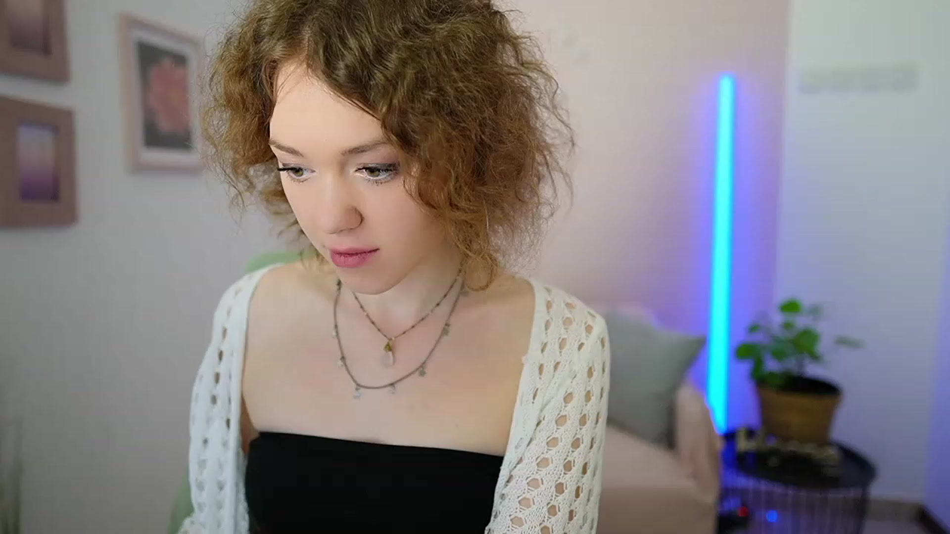 Gallery image thumbnail from Eva_grey18's myfreecams stream on, 03/11/2024, 20:25 image 1 of 20