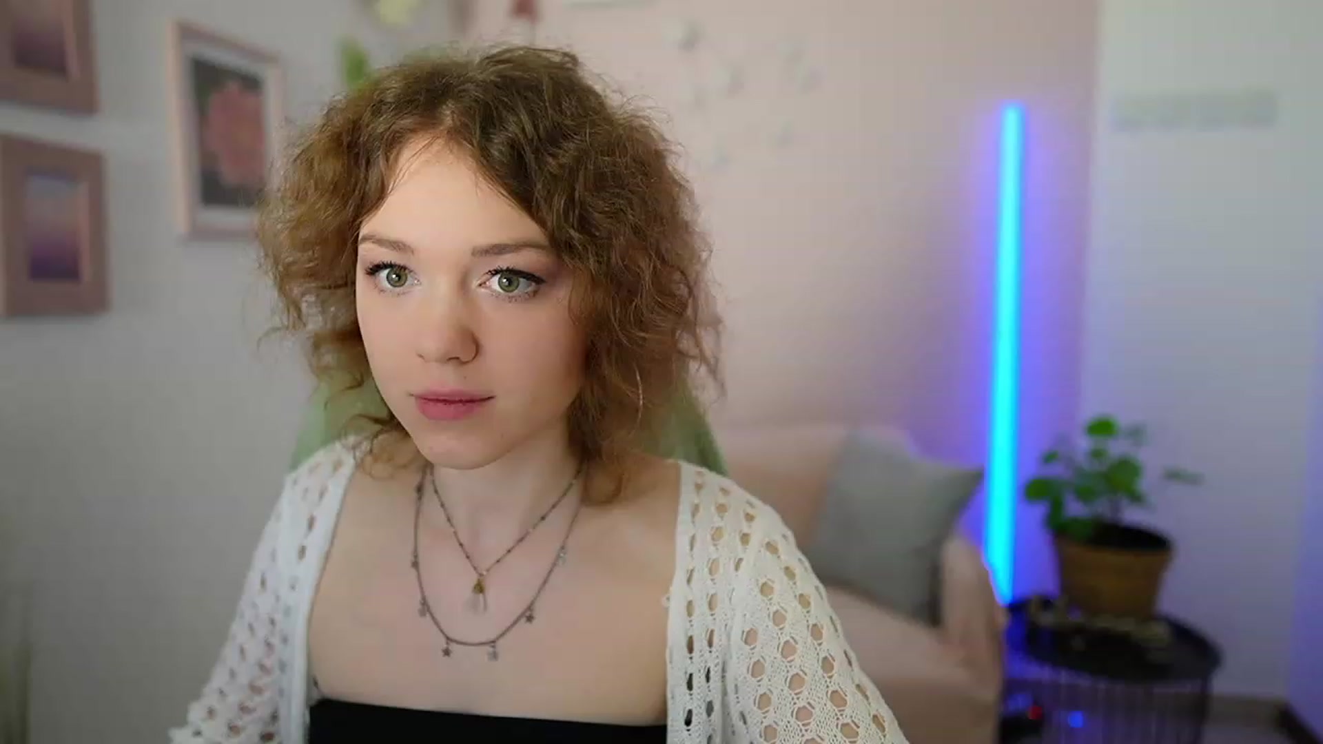 Gallery image thumbnail from Eva_grey18's myfreecams stream on, 03/11/2024, 20:25 image 18 of 20