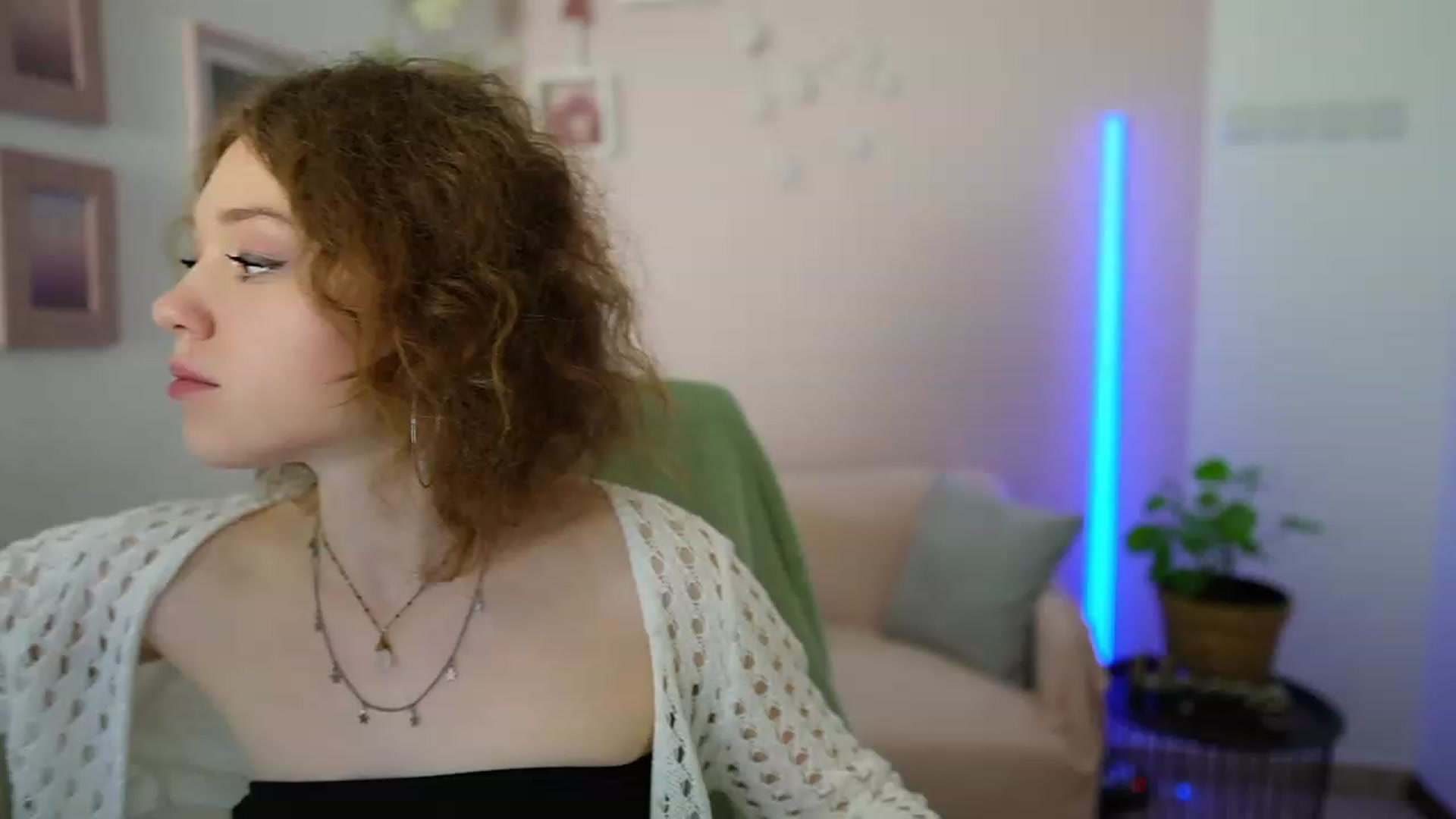 Gallery image thumbnail from Eva_grey18's myfreecams stream on, 03/11/2024, 20:25 image 17 of 20