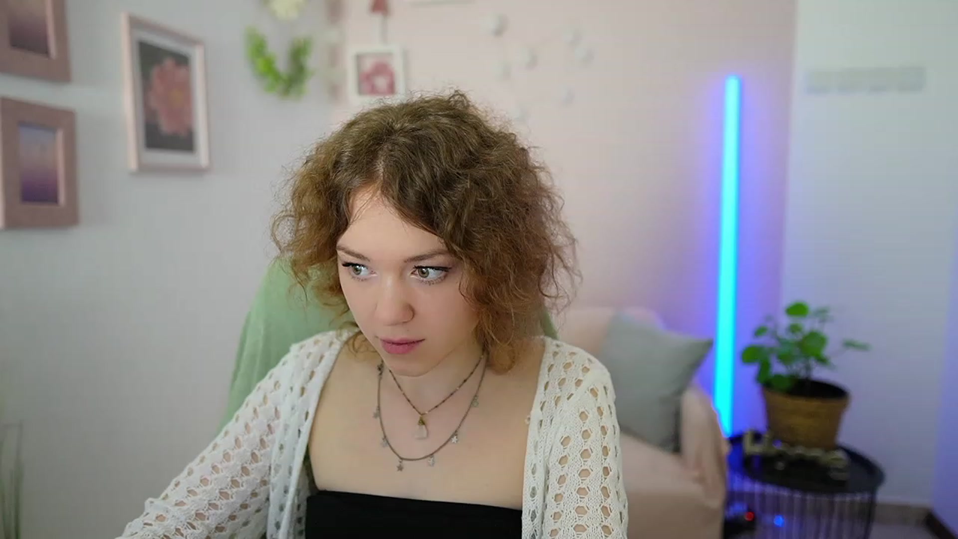 Gallery image thumbnail from Eva_grey18's myfreecams stream on, 03/11/2024, 20:25 image 14 of 20