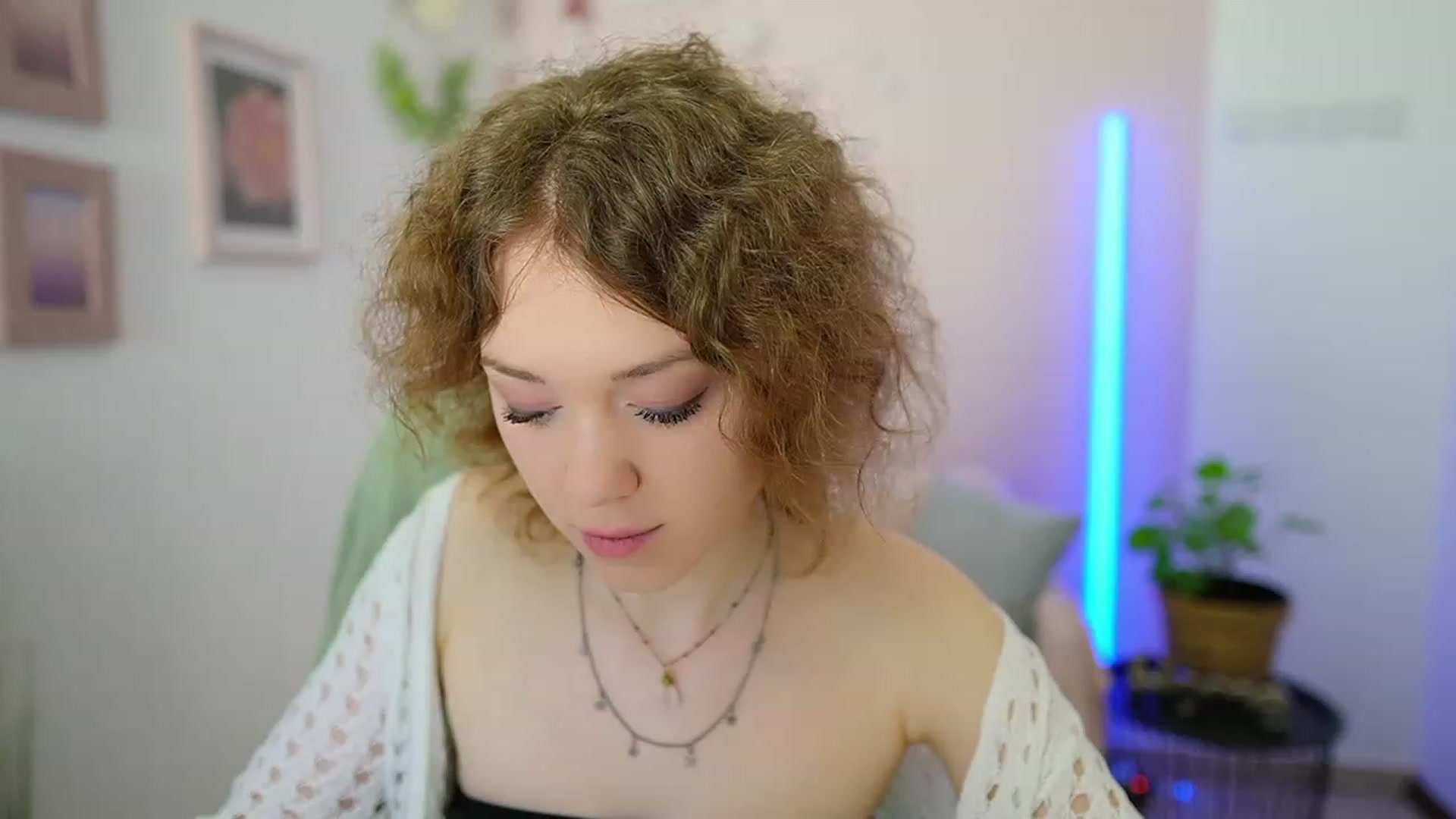 Gallery image thumbnail from Eva_grey18's myfreecams stream on, 03/11/2024, 20:25 image 20 of 20