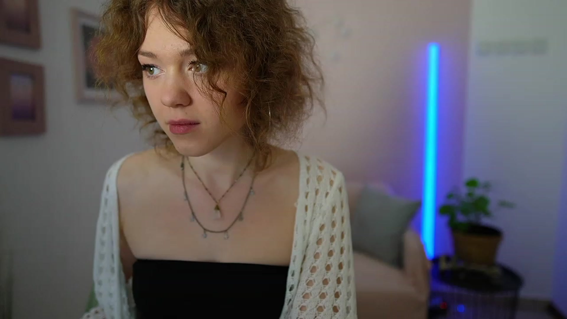 Gallery image thumbnail from Eva_grey18's myfreecams stream on, 03/11/2024, 20:25 image 6 of 20