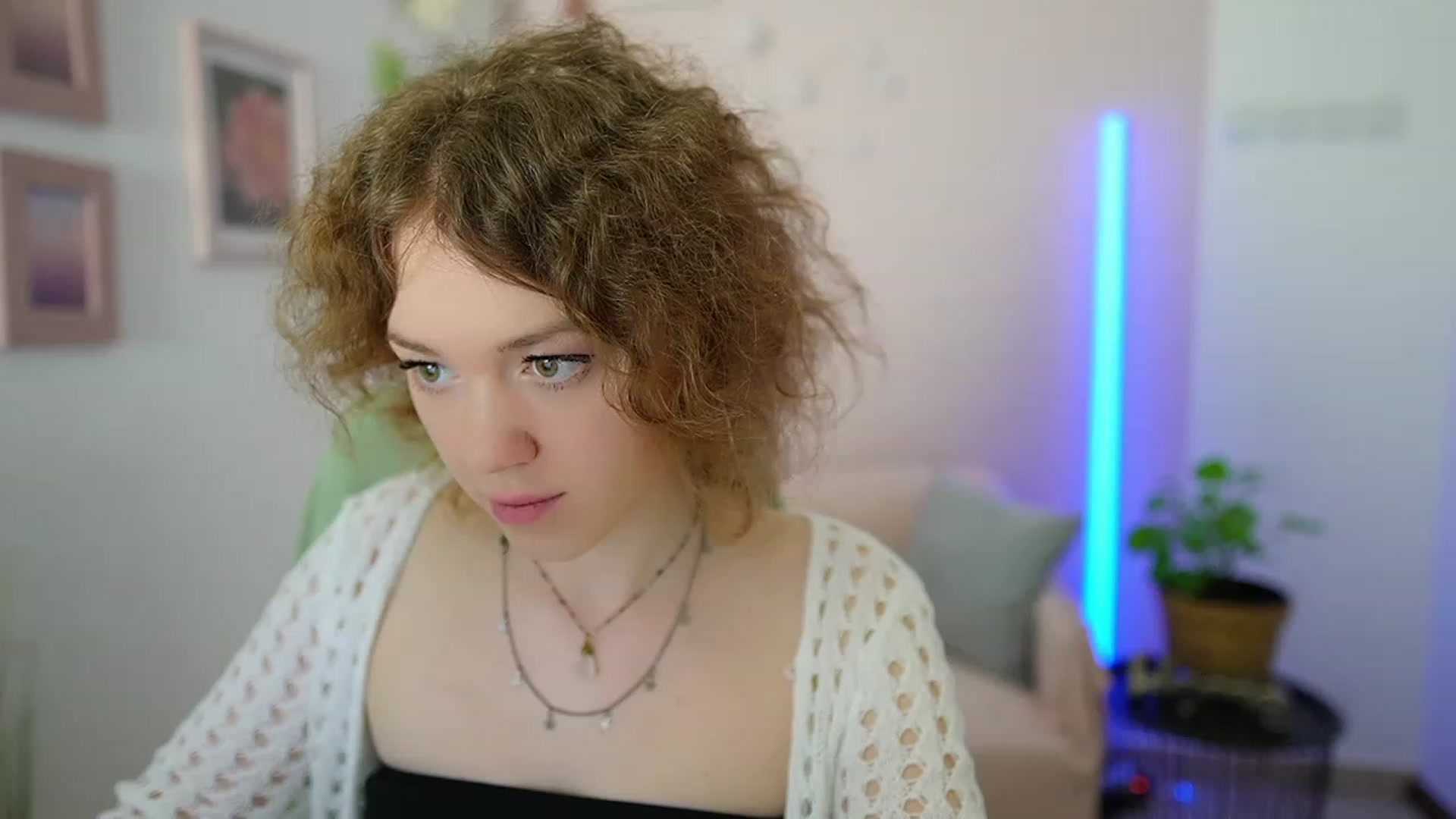 Gallery image thumbnail from Eva_grey18's myfreecams stream on, 03/11/2024, 20:25 image 15 of 20