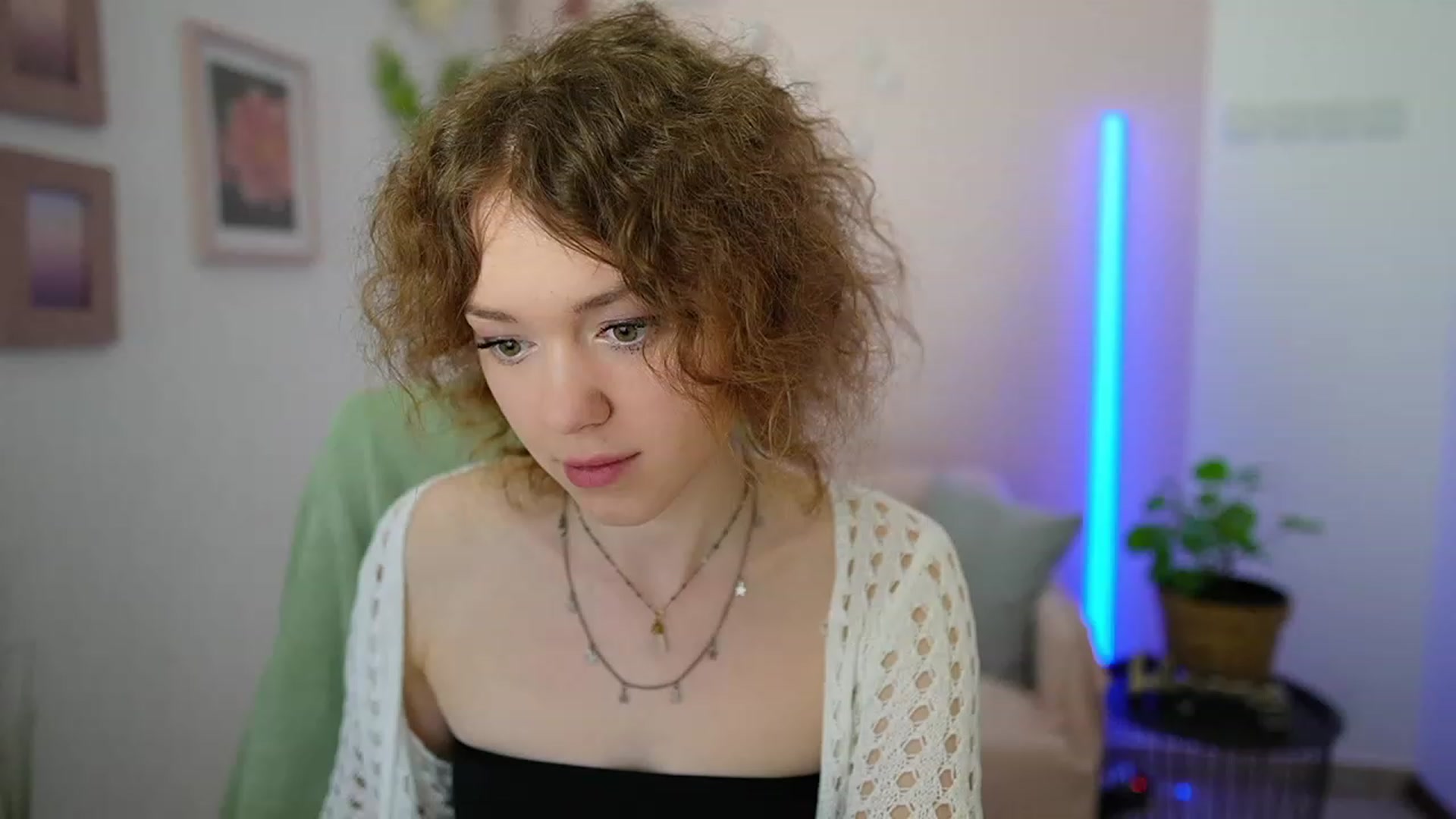 Gallery image thumbnail from Eva_grey18's myfreecams stream on, 03/11/2024, 20:25 image 9 of 20