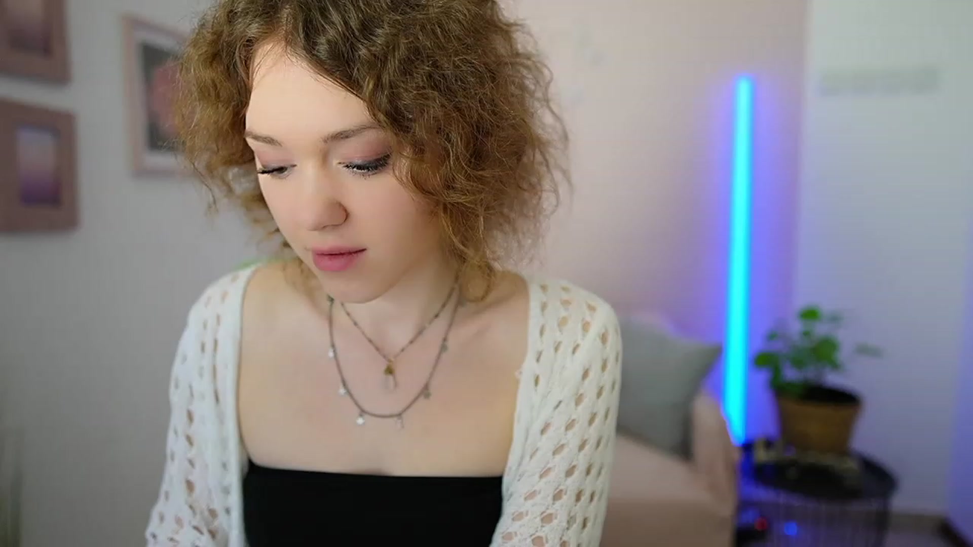 Gallery image thumbnail from Eva_grey18's myfreecams stream on, 03/11/2024, 20:25 image 3 of 20