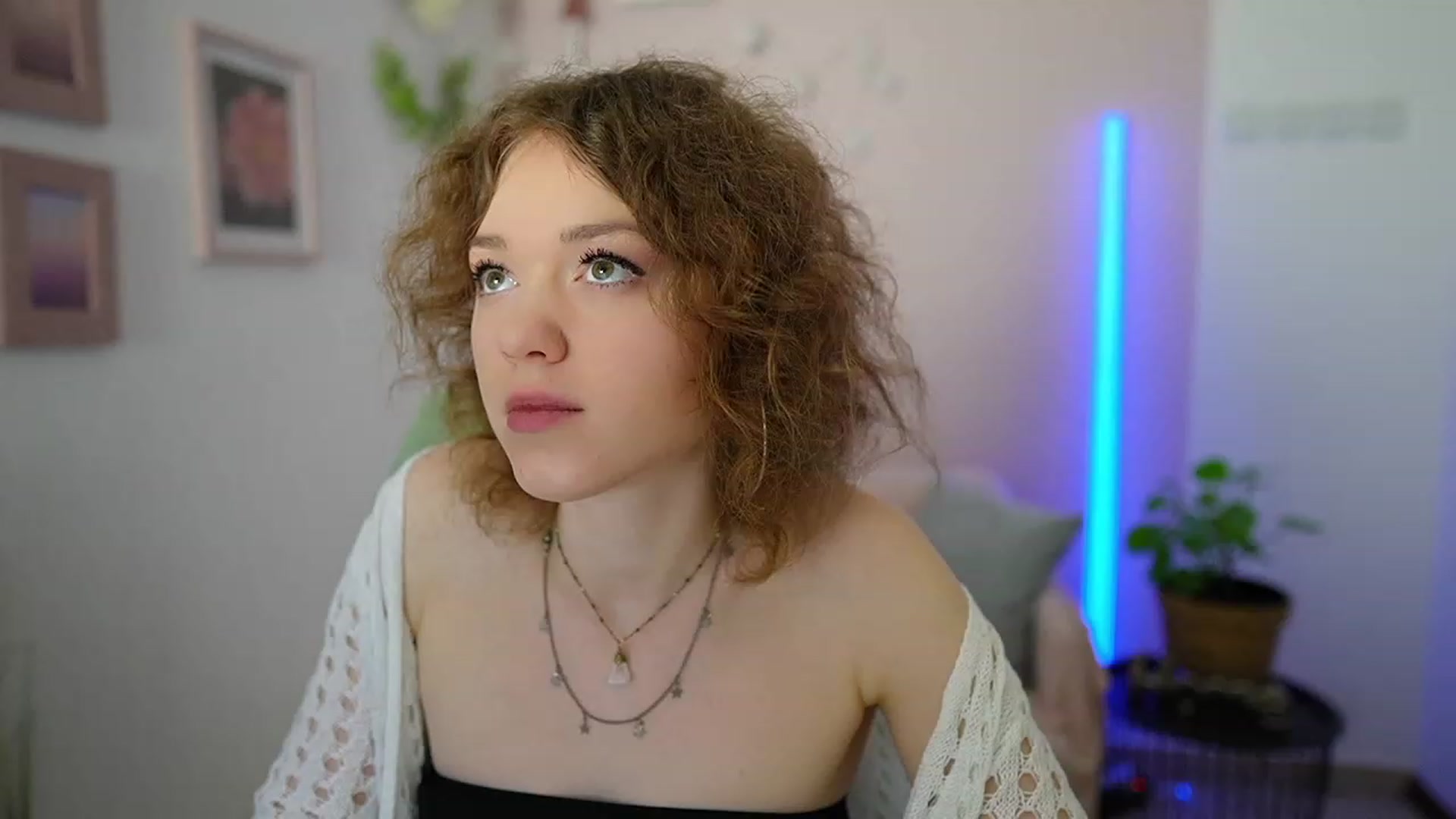 Gallery image thumbnail from Eva_grey18's myfreecams stream on, 03/11/2024, 20:25 image 19 of 20