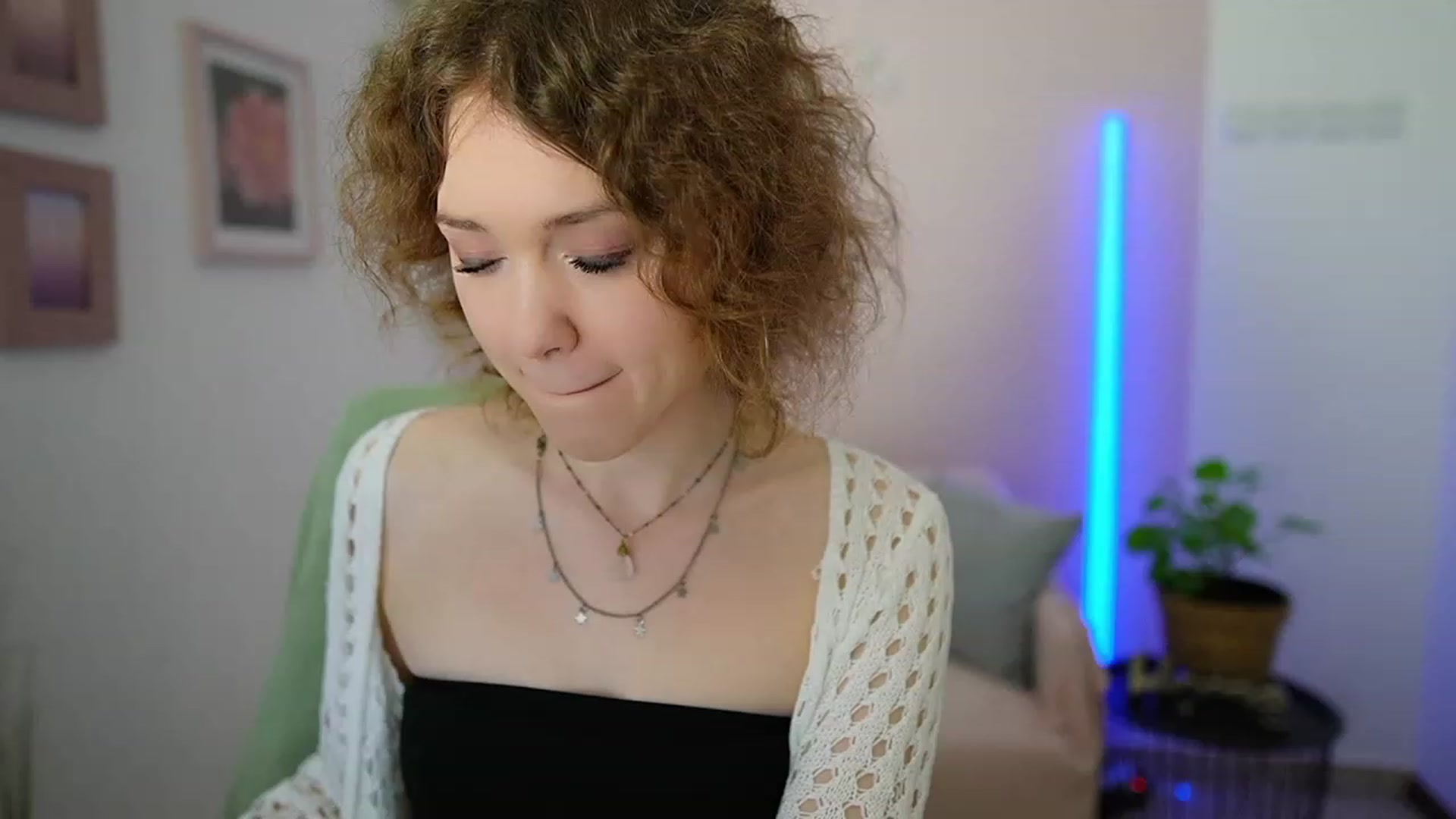Gallery image thumbnail from Eva_grey18's myfreecams stream on, 03/11/2024, 20:25 image 4 of 20