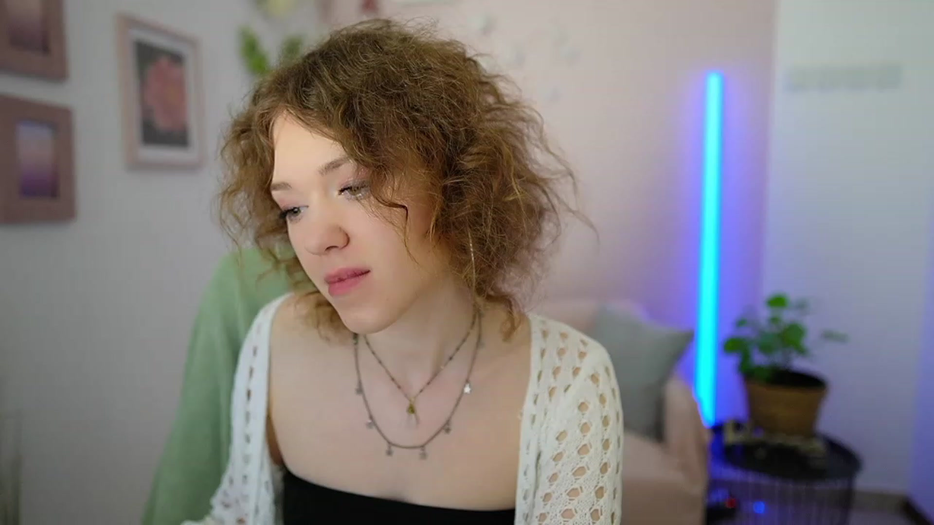 Gallery image thumbnail from Eva_grey18's myfreecams stream on, 03/11/2024, 20:25 image 10 of 20