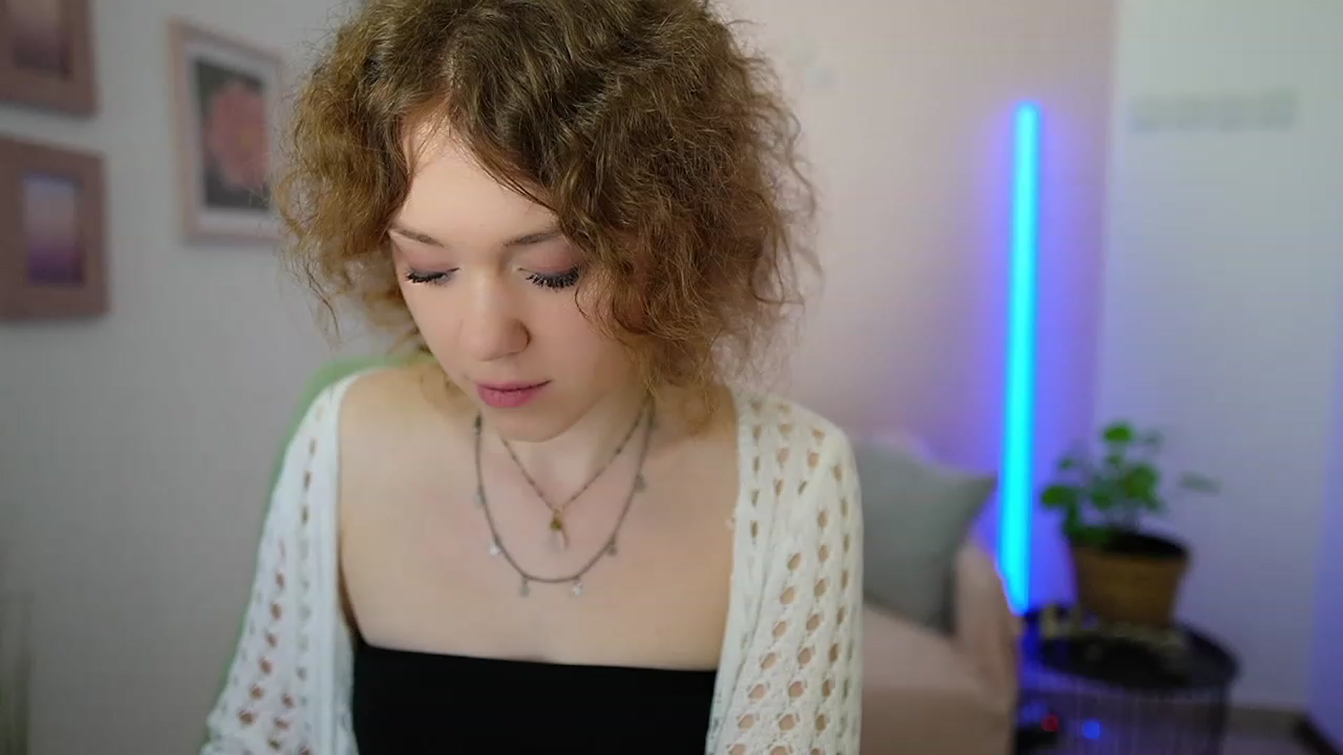 Gallery image thumbnail from Eva_grey18's myfreecams stream on, 03/11/2024, 20:25 image 8 of 20