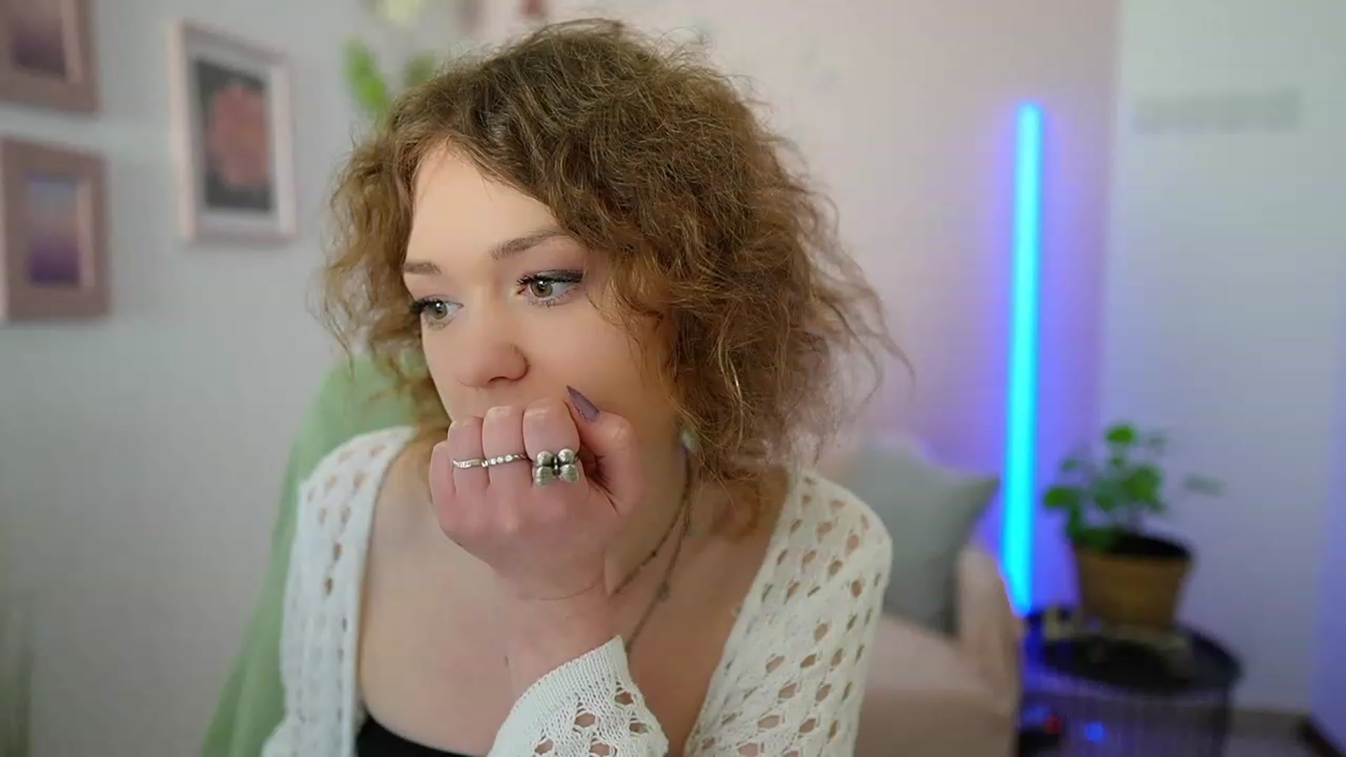 Gallery image thumbnail from Eva_grey18's myfreecams stream on, 03/11/2024, 20:25 image 11 of 20