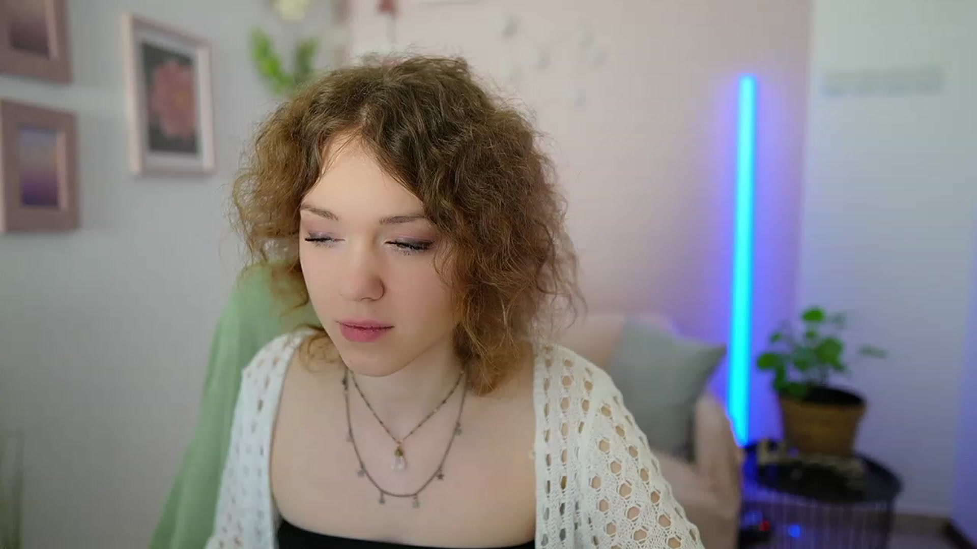 Gallery image thumbnail from Eva_grey18's myfreecams stream on, 03/11/2024, 20:25 image 12 of 20